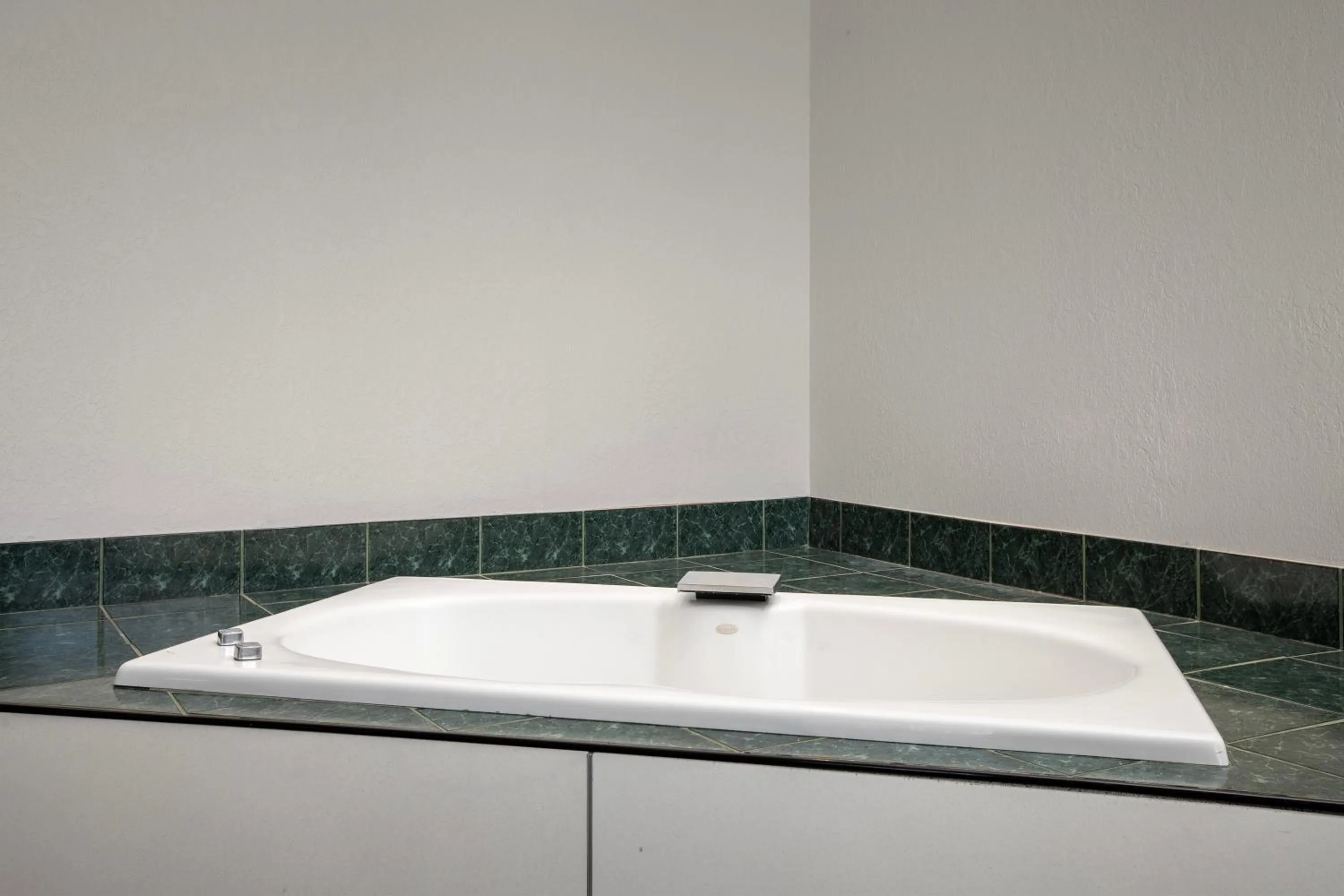 Bathroom in The Suites Hotel at Waterfront Plaza