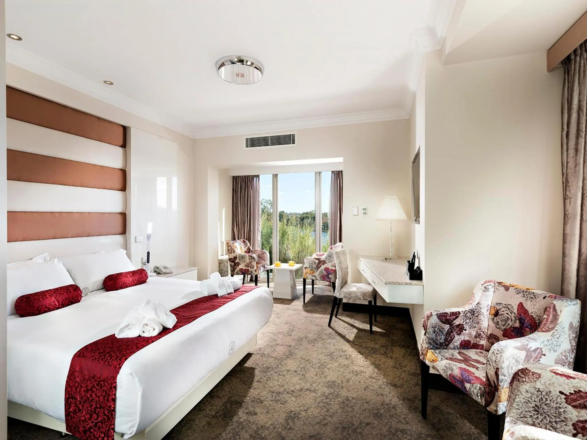 Photo of the whole room, Bed in Swan River Hotel