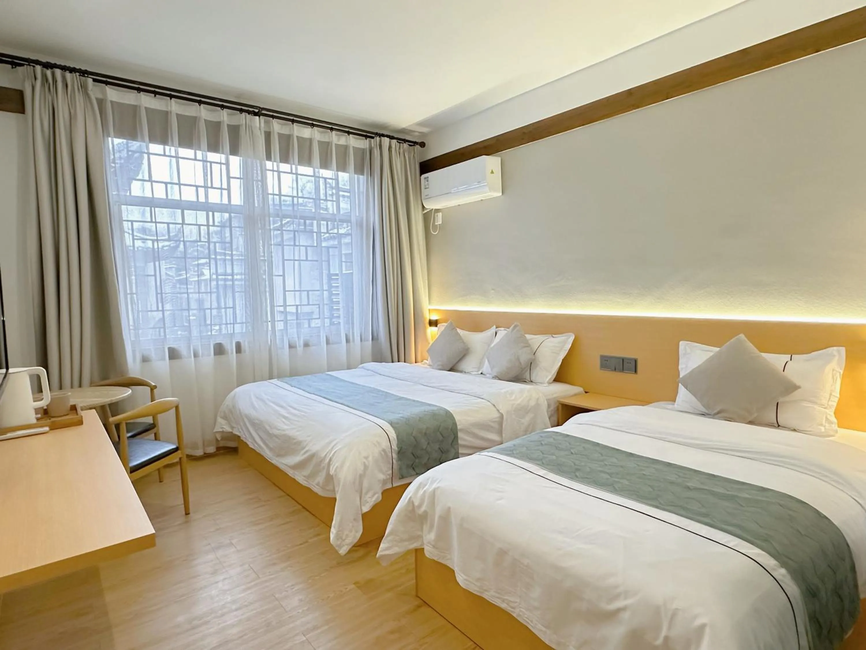 Photo of the whole room, Bed in Hemu House