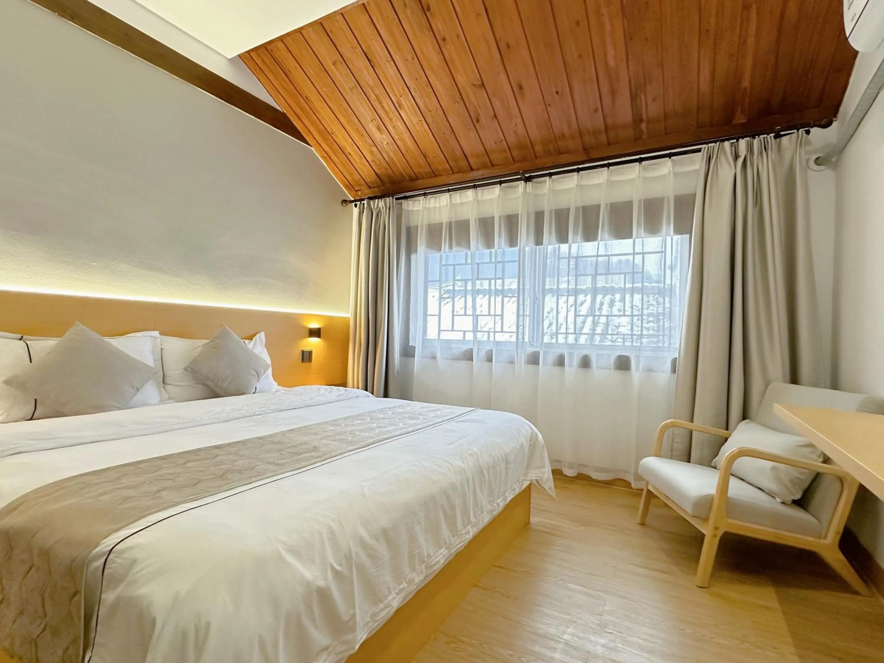 Photo of the whole room, Bed in Hemu House