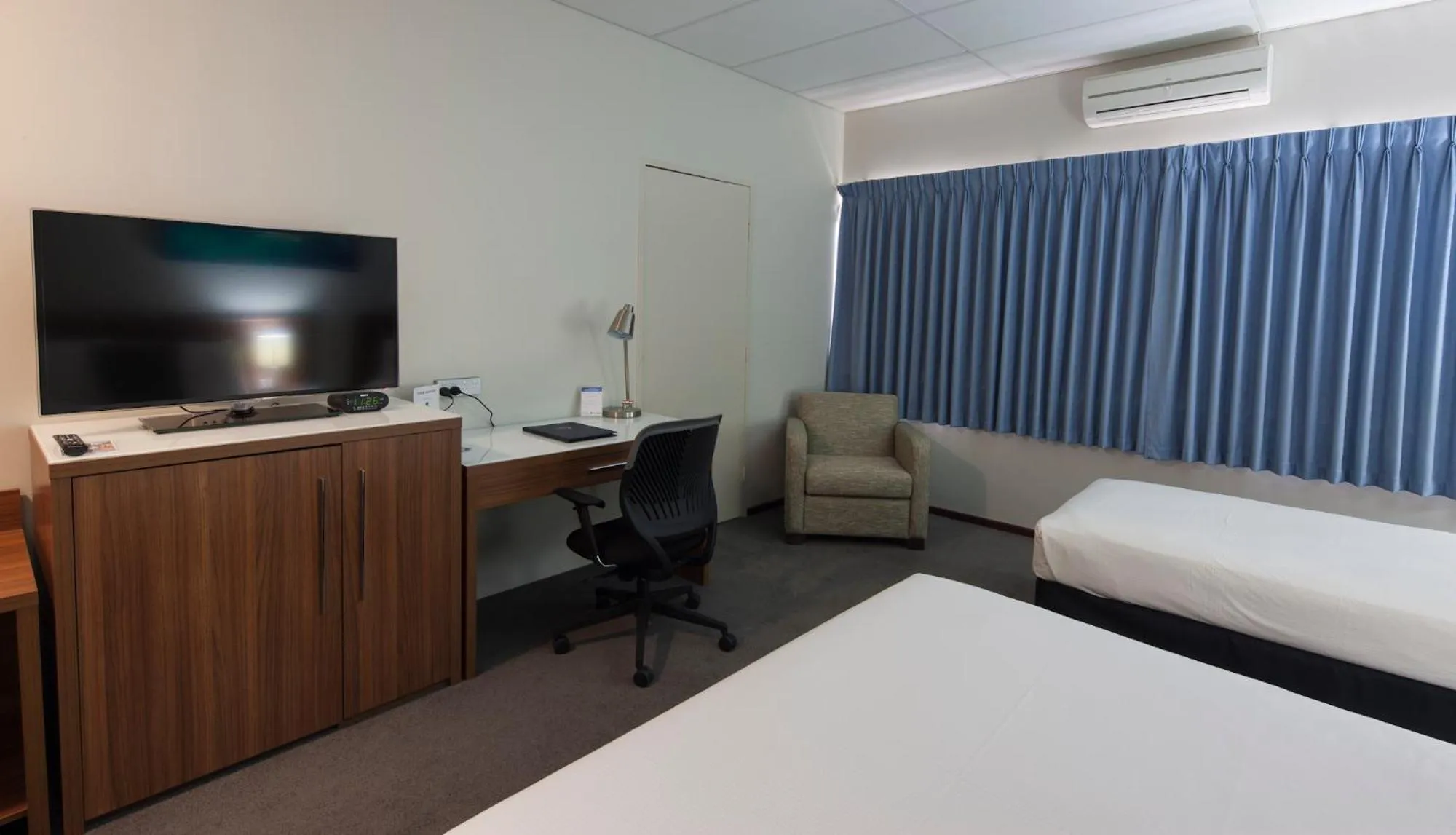 Bed in Ocean Centre Hotel