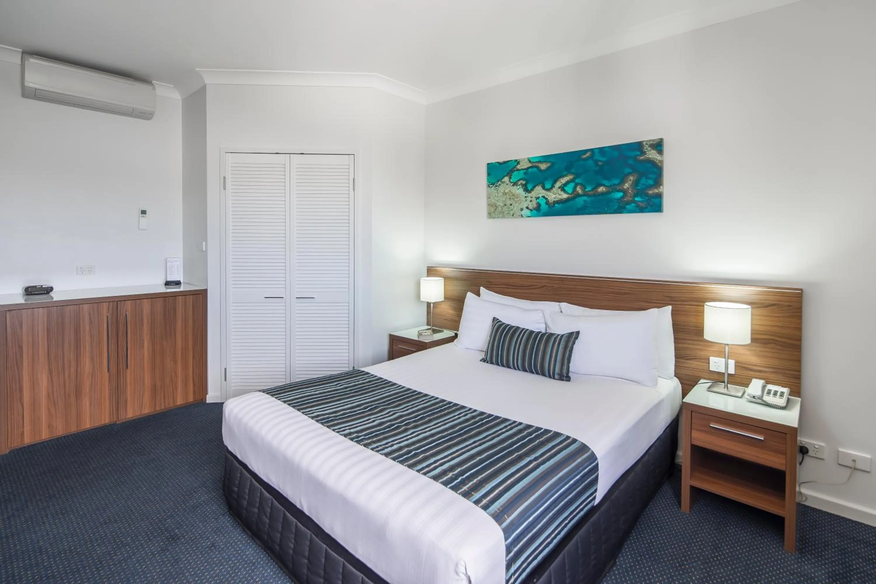 Bed in Ocean Centre Hotel