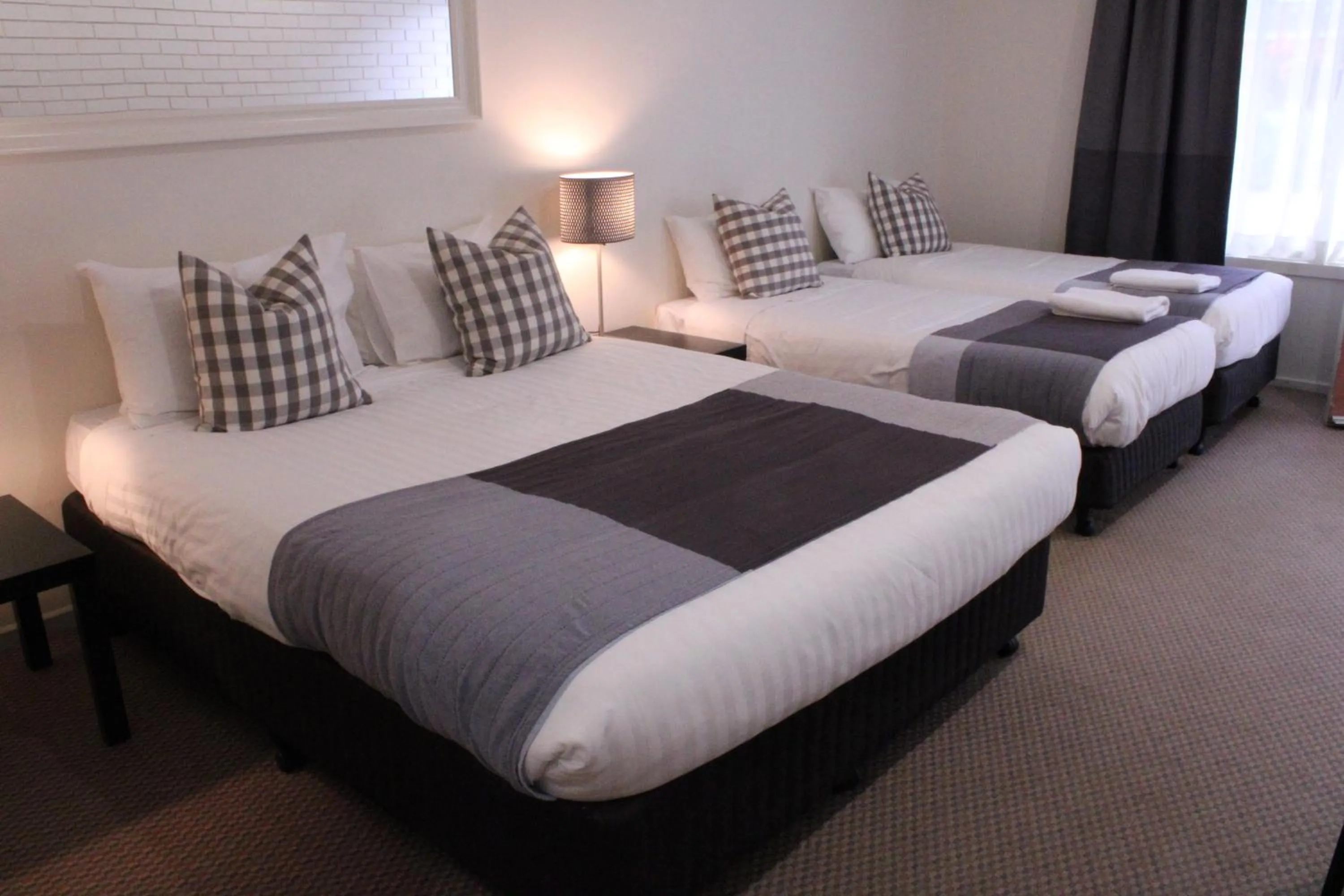 Bedroom, Bed in Prom Country Lodge