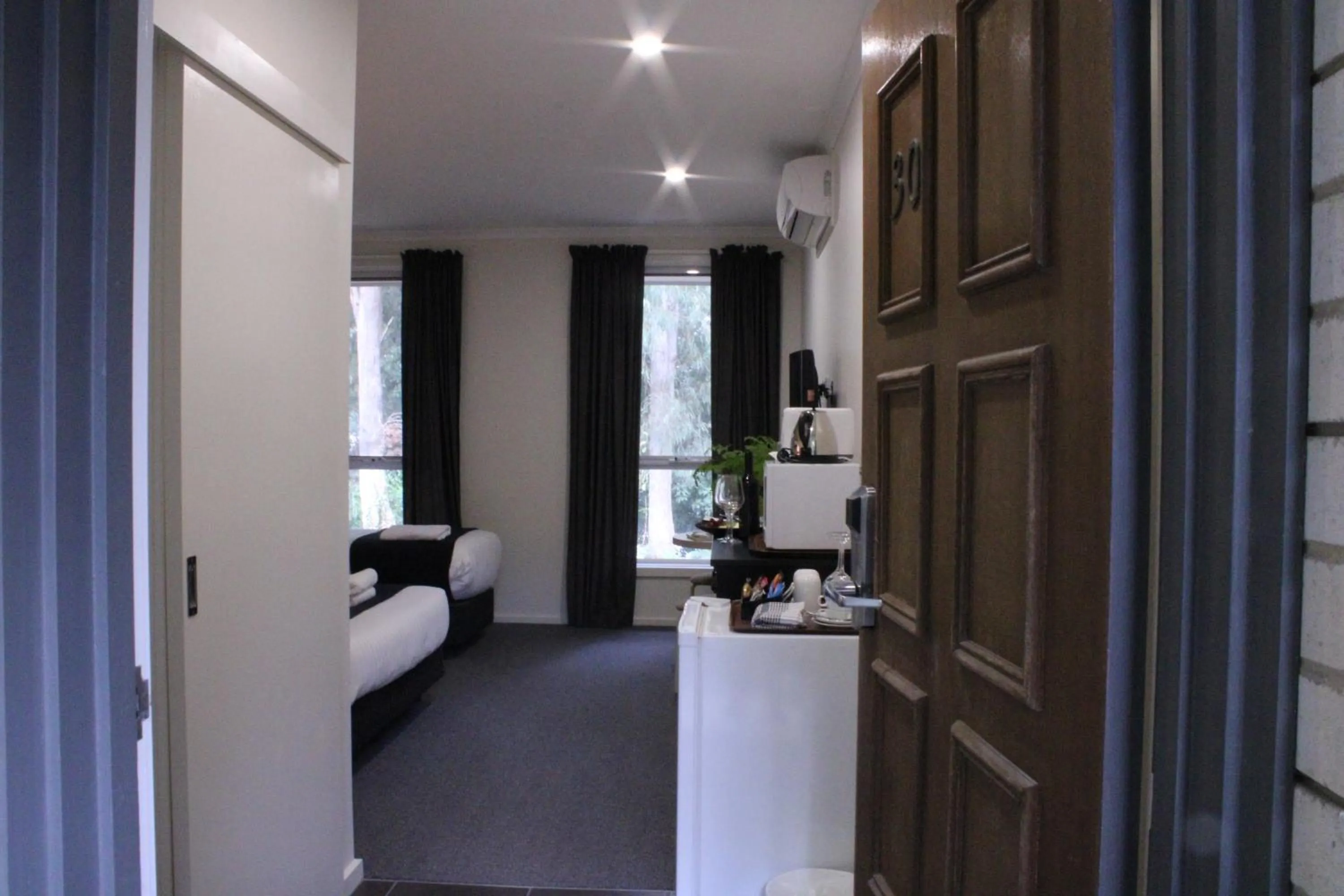 Seating area, Bed in Prom Country Lodge