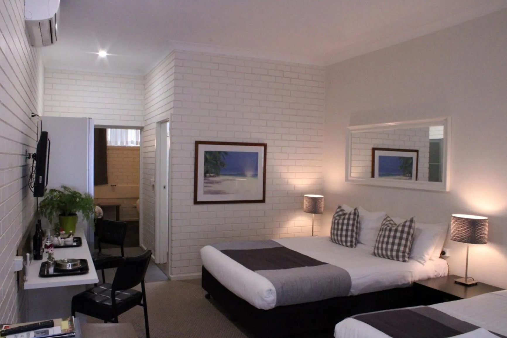 Photo of the whole room, Bed in Prom Country Lodge