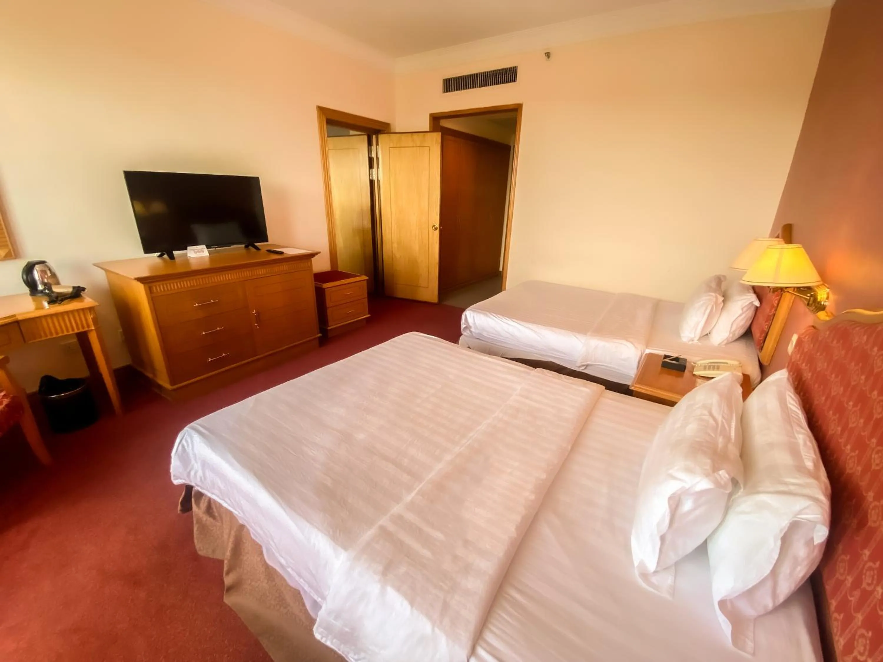 Bedroom, Bed in Parkview Hotel