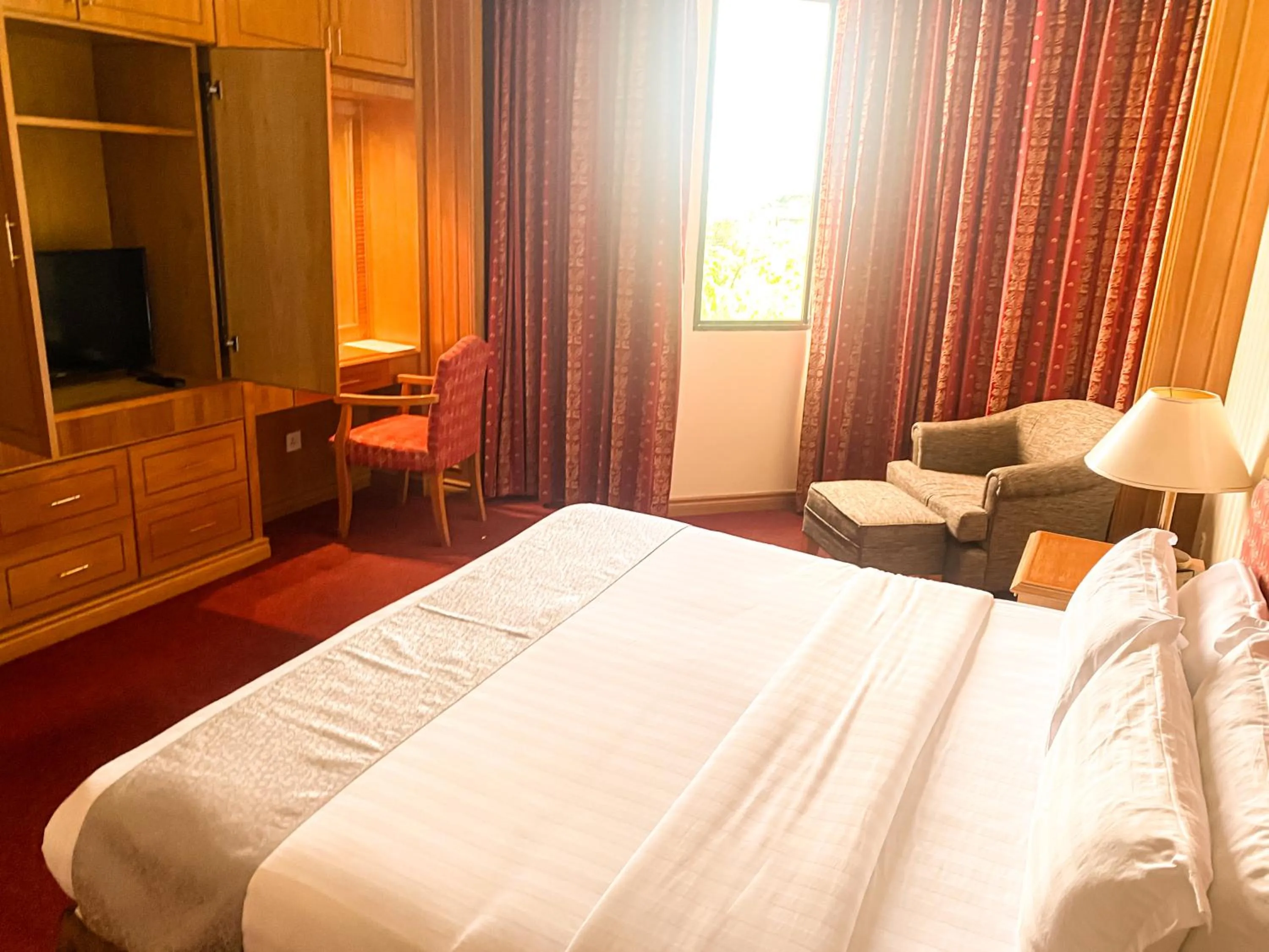 Bedroom, Bed in Parkview Hotel