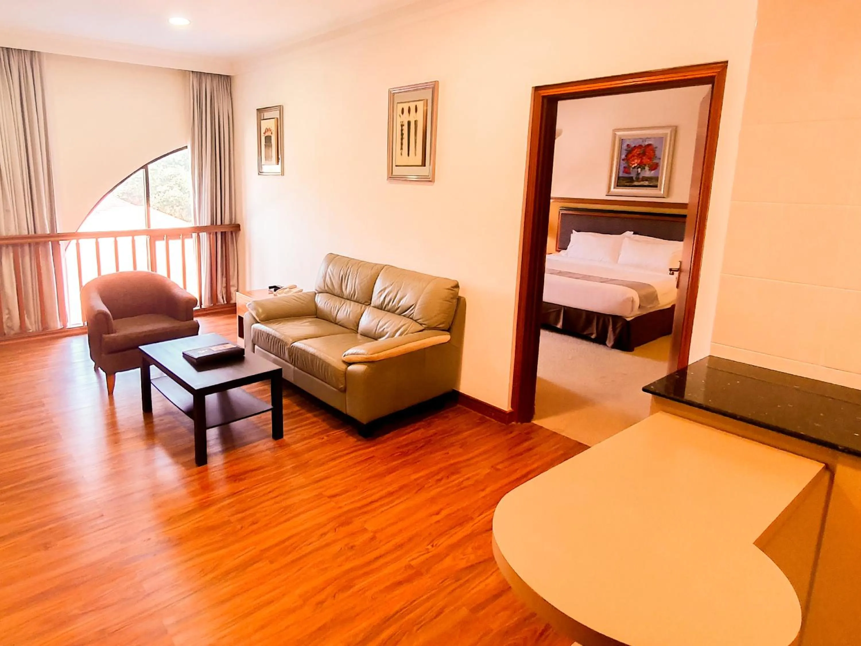 Living room, Bed in Parkview Hotel