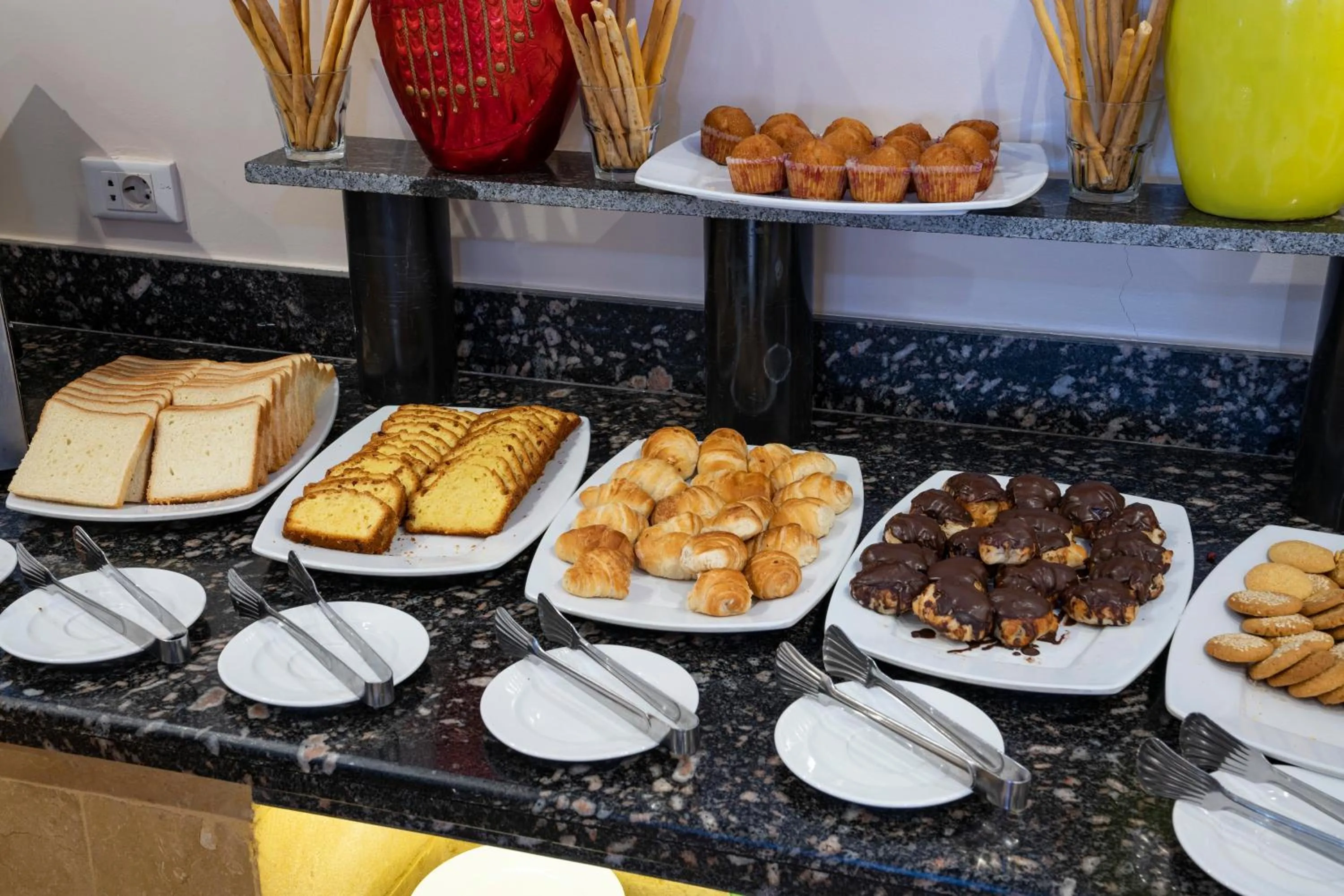 Food and drinks in Al-Dora Beach Resort