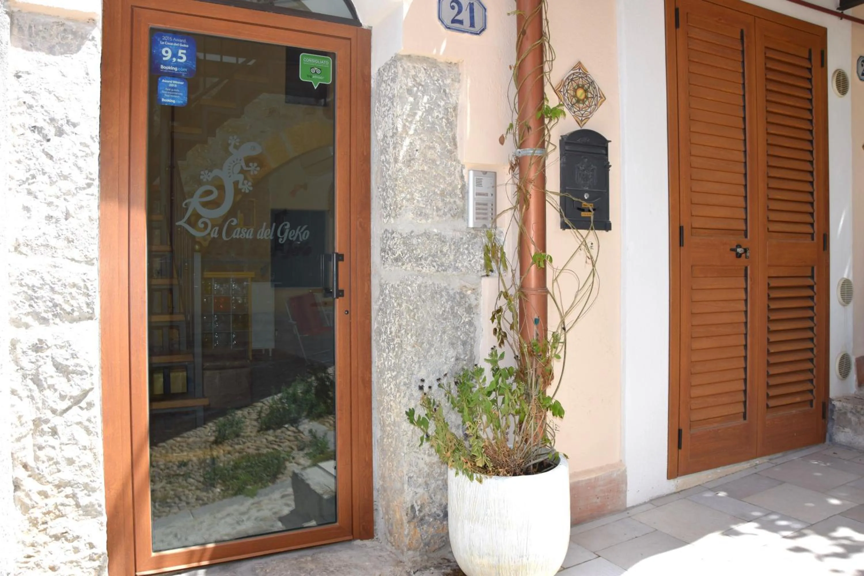 Property building in La Casa del Geko