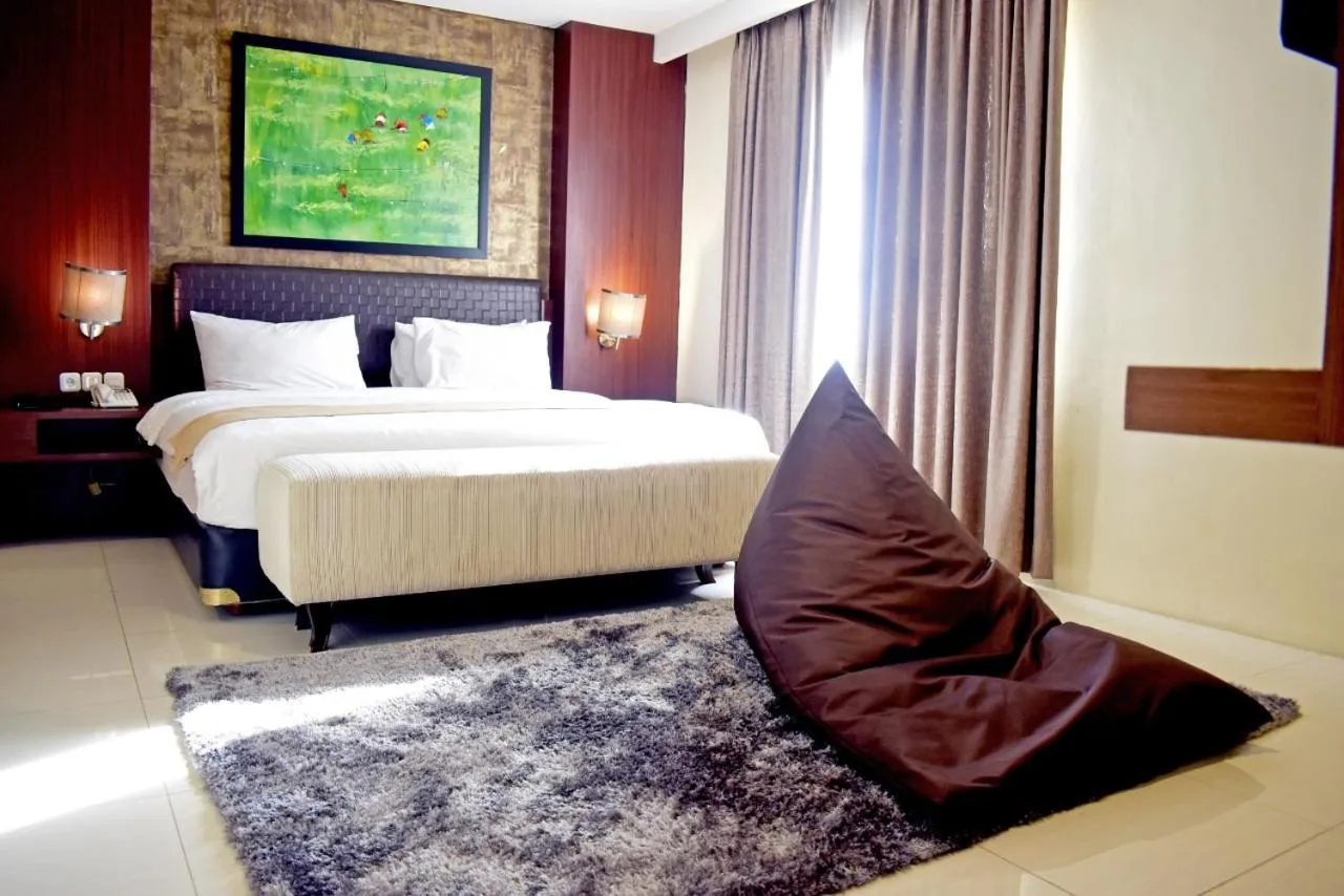 Bed in Noormans Hotel Semarang