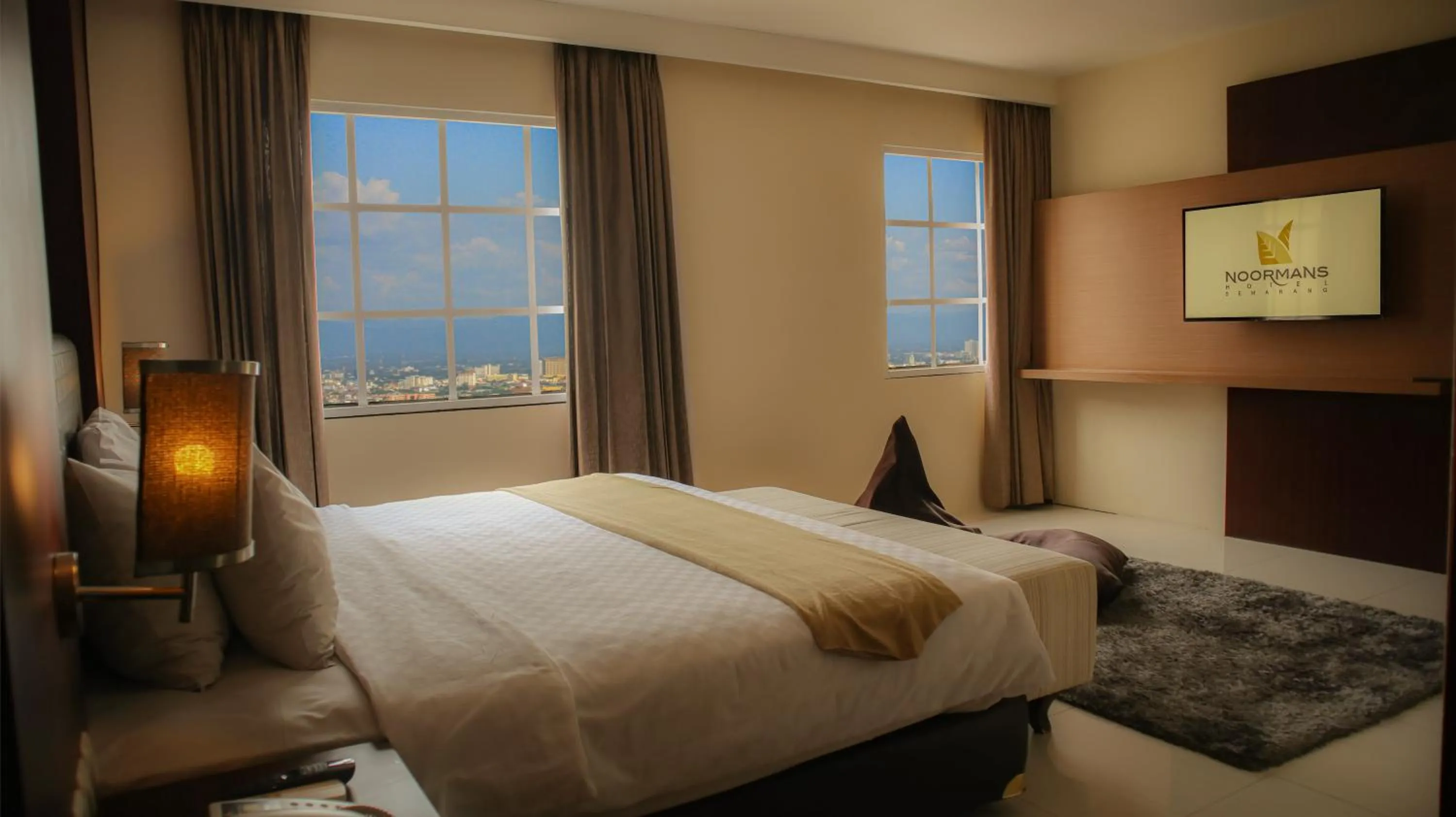 Bed in Noormans Hotel Semarang