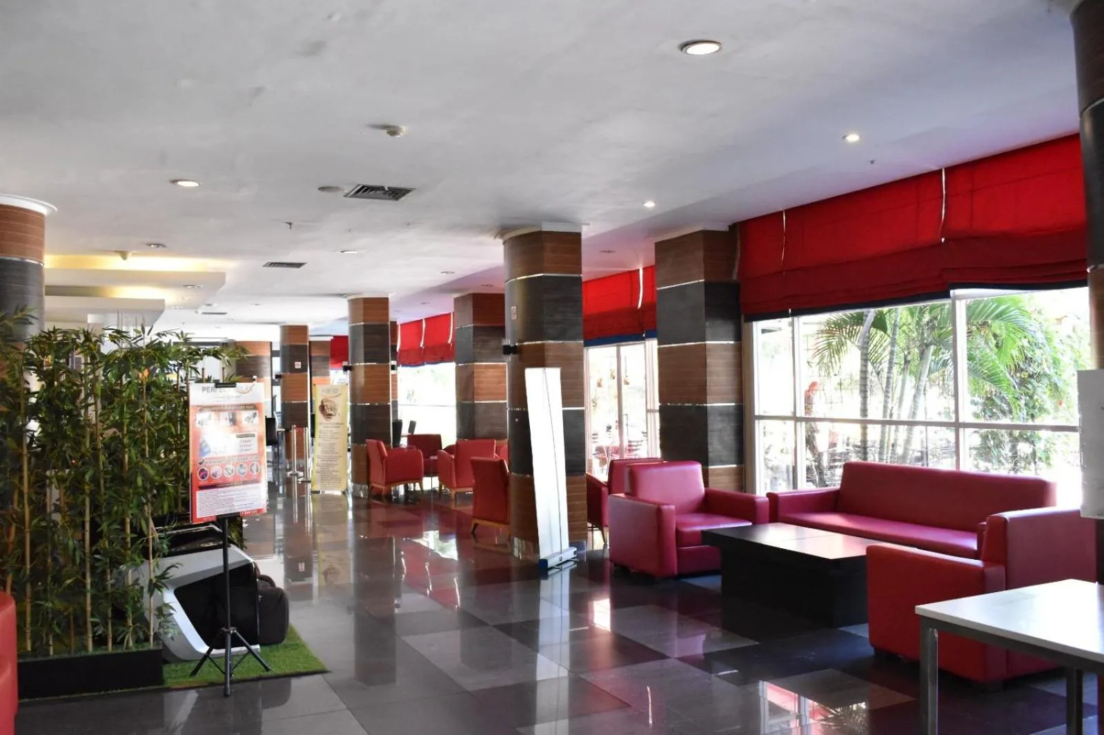 Restaurant/places to eat in Lorin Syariah Hotel Sentul