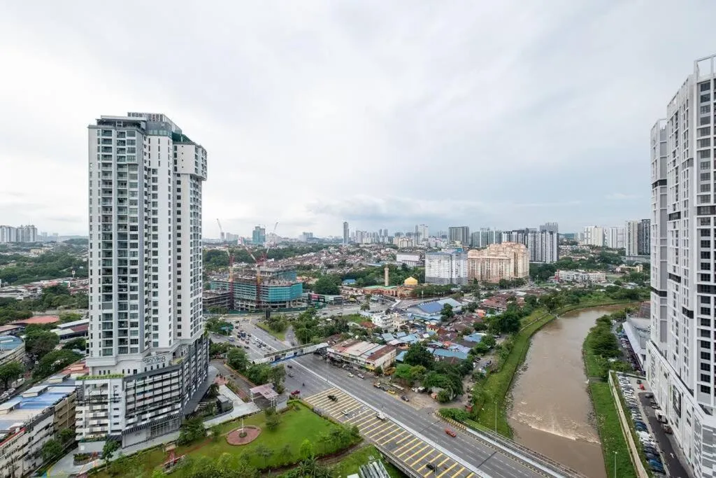 City view in Blissful Cottage@FeelHome/2BR,7pax,MRT 中文房东