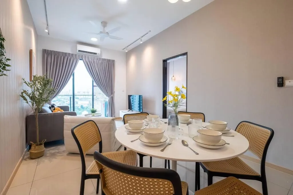 Dining area in Blissful Cottage@FeelHome/2BR,7pax,MRT 中文房东