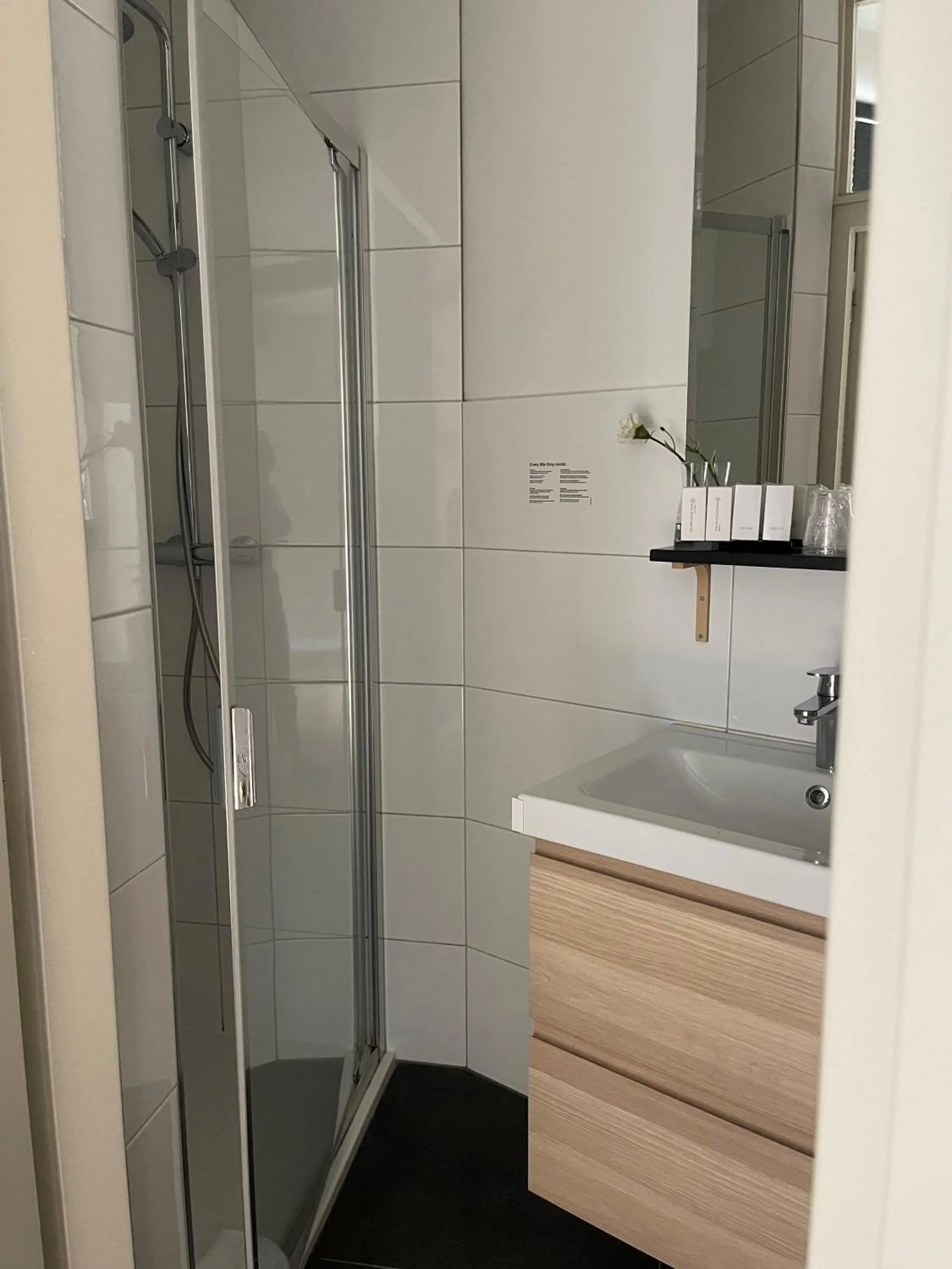 Shower in Hotel Au Quartier