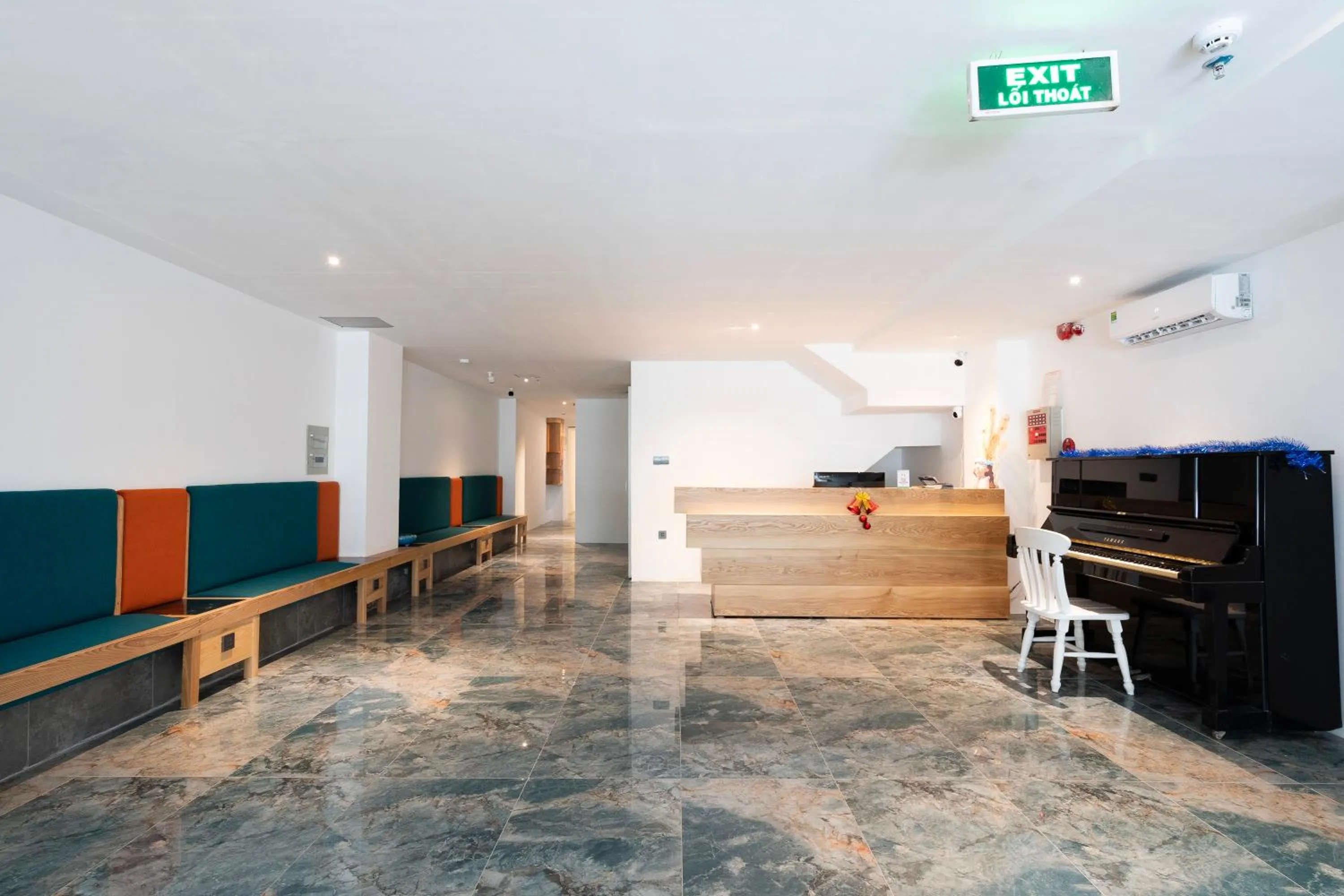 Communal lounge/ TV room in Haven Hut Riverside Hotel