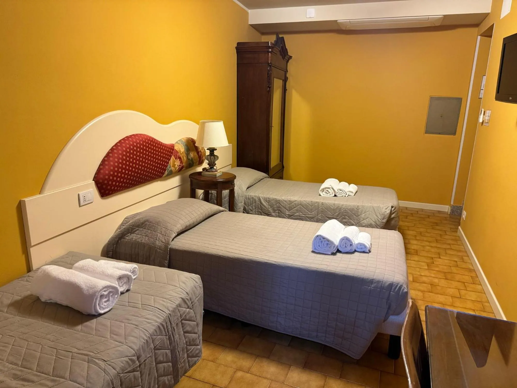 TV and multimedia, Bed in Albergo Roma