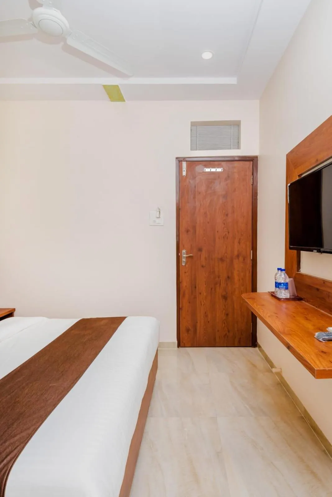 Communal lounge/ TV room, Bed in Hotel Raheja Residency
