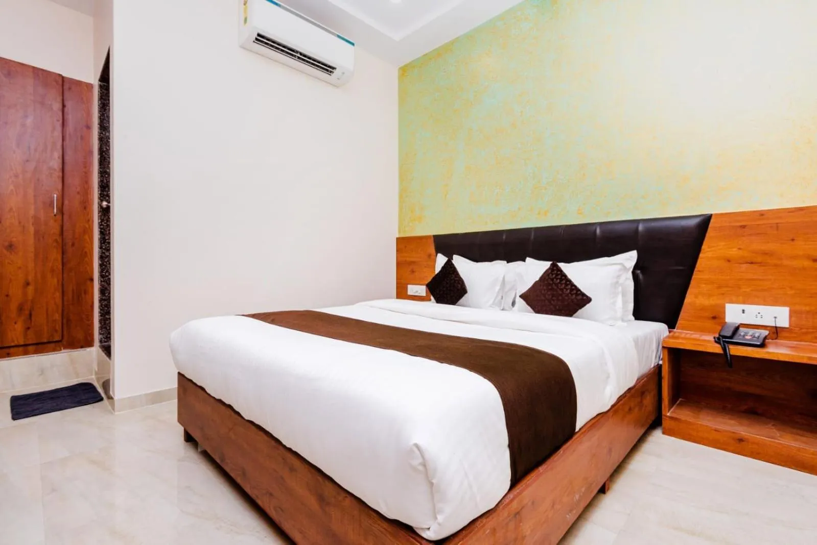 Bed in Hotel Raheja Residency