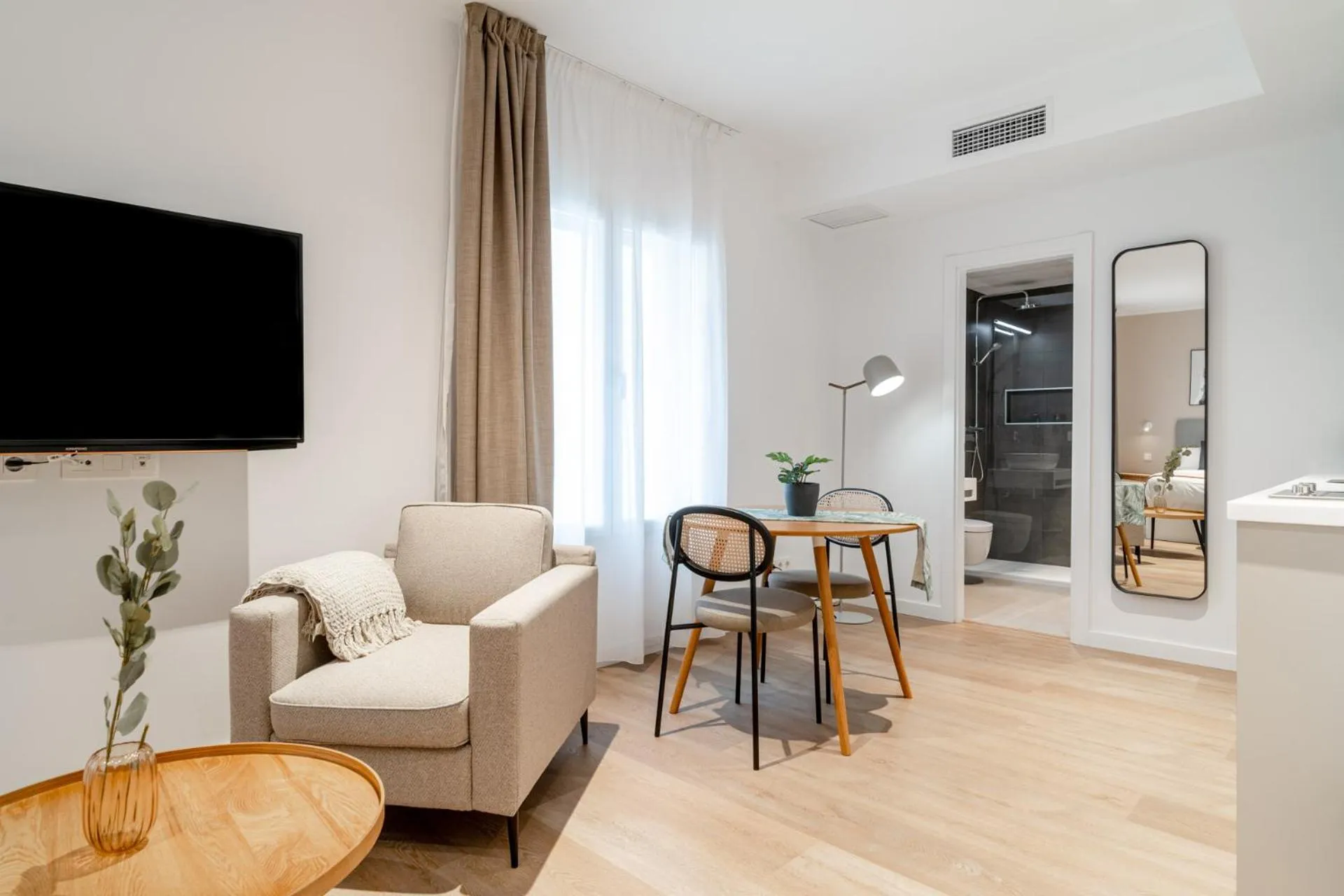 TV and multimedia in Limehome Sevilla Ronda de Capuchinos