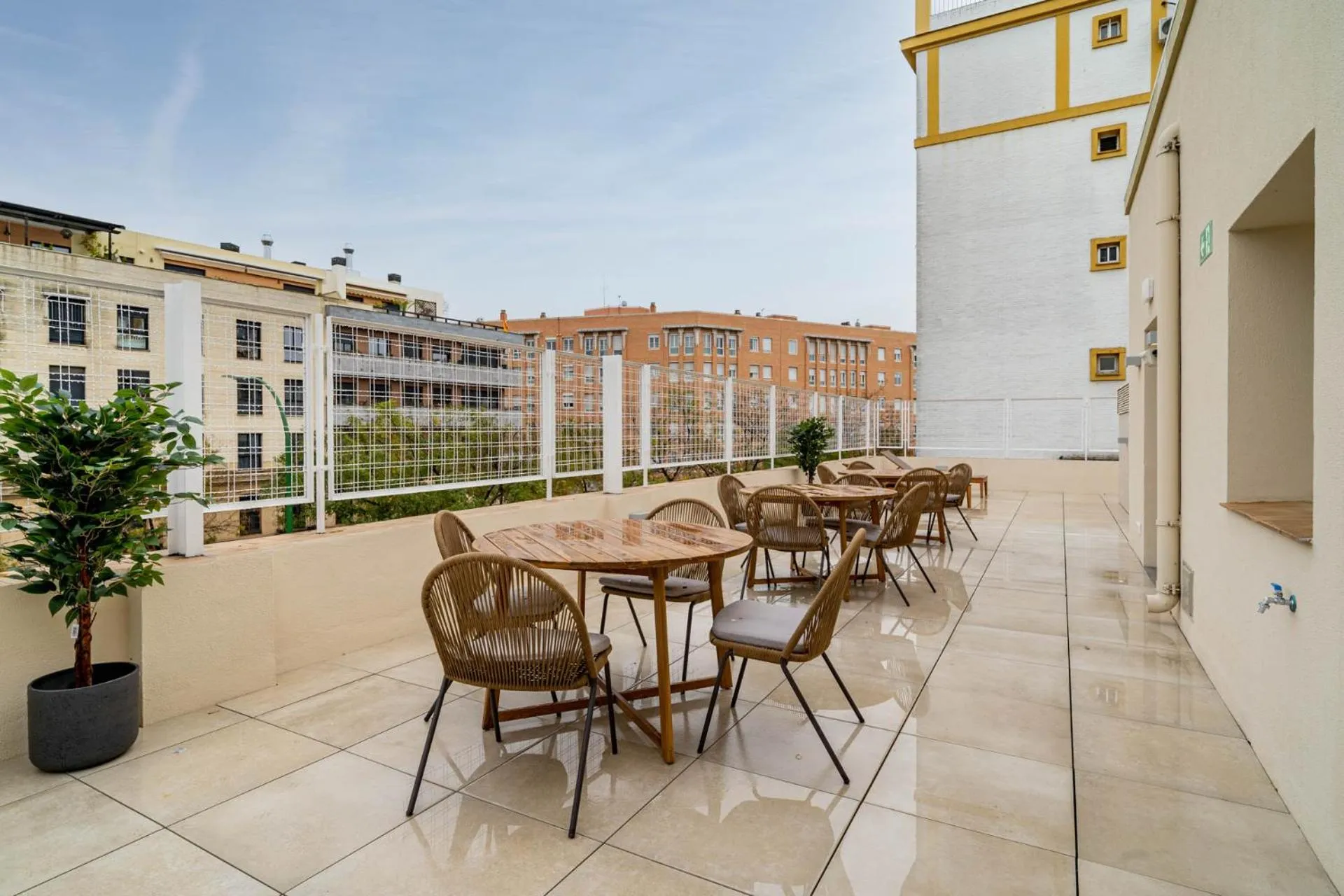 Property building in Limehome Sevilla Ronda de Capuchinos