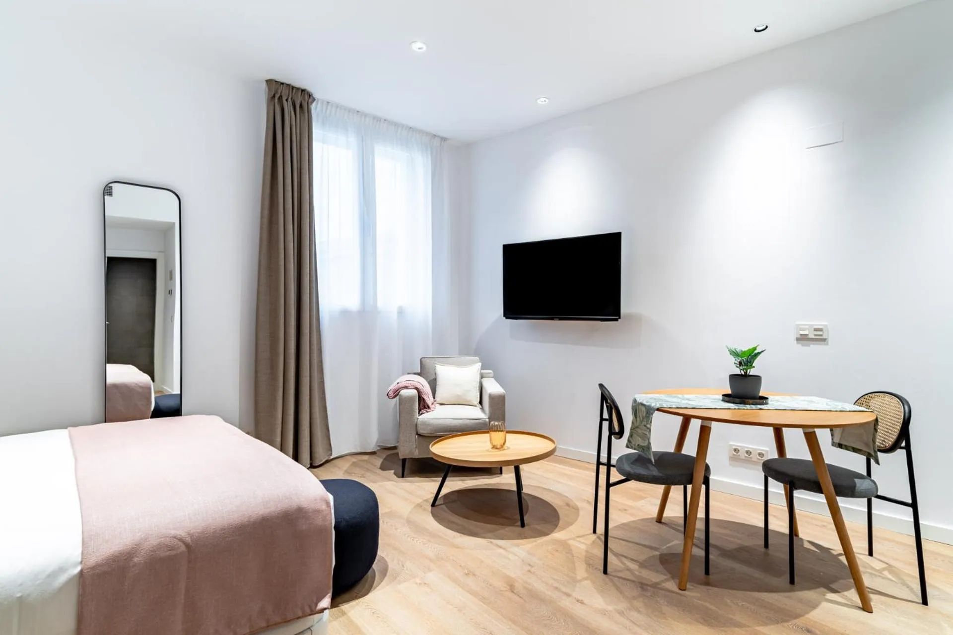 Bed in Limehome Sevilla Ronda de Capuchinos