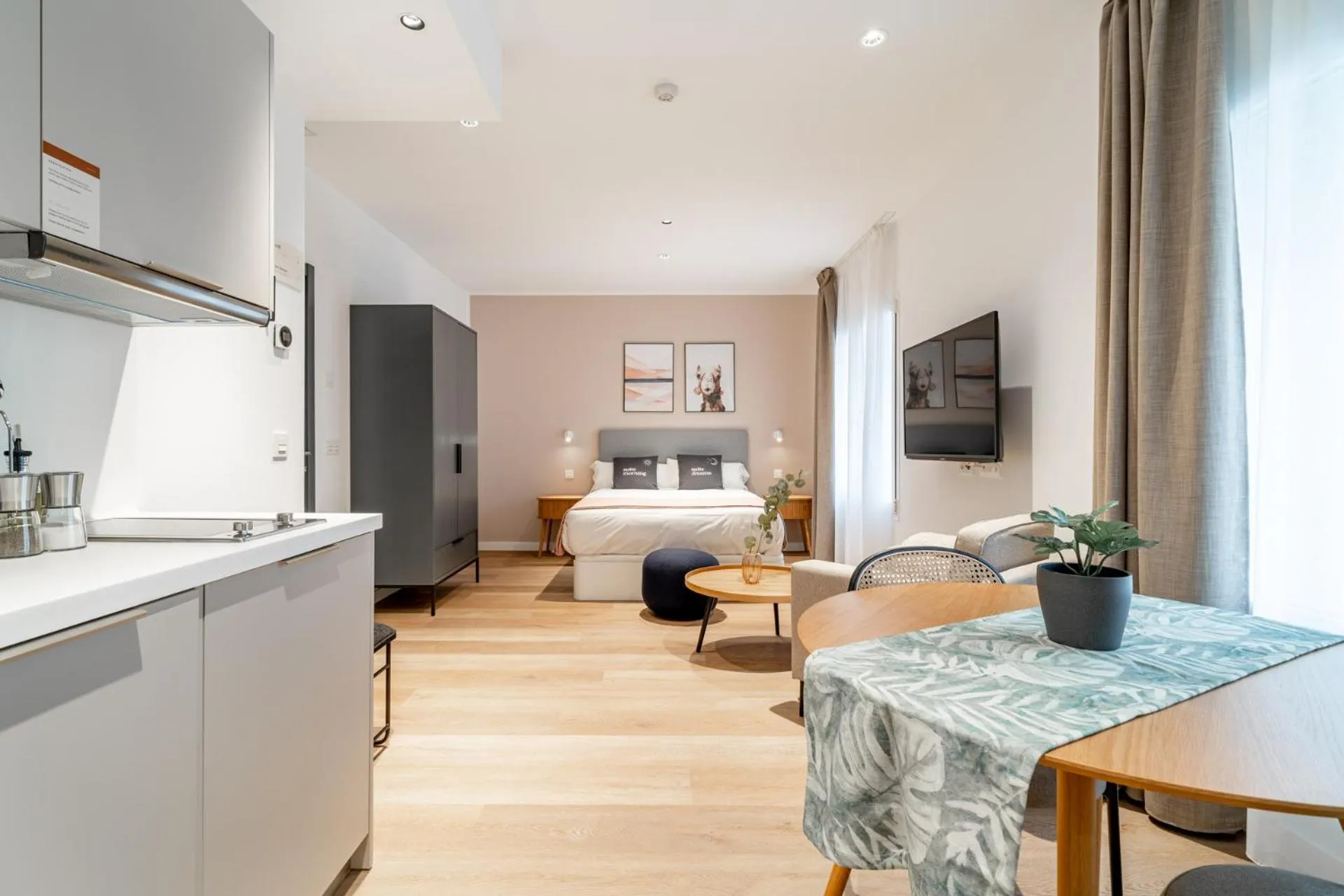 Kitchen or kitchenette, Bed in Limehome Sevilla Ronda de Capuchinos