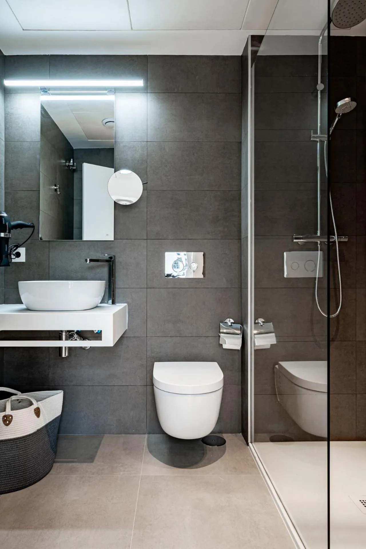 Shower in Limehome Sevilla Ronda de Capuchinos