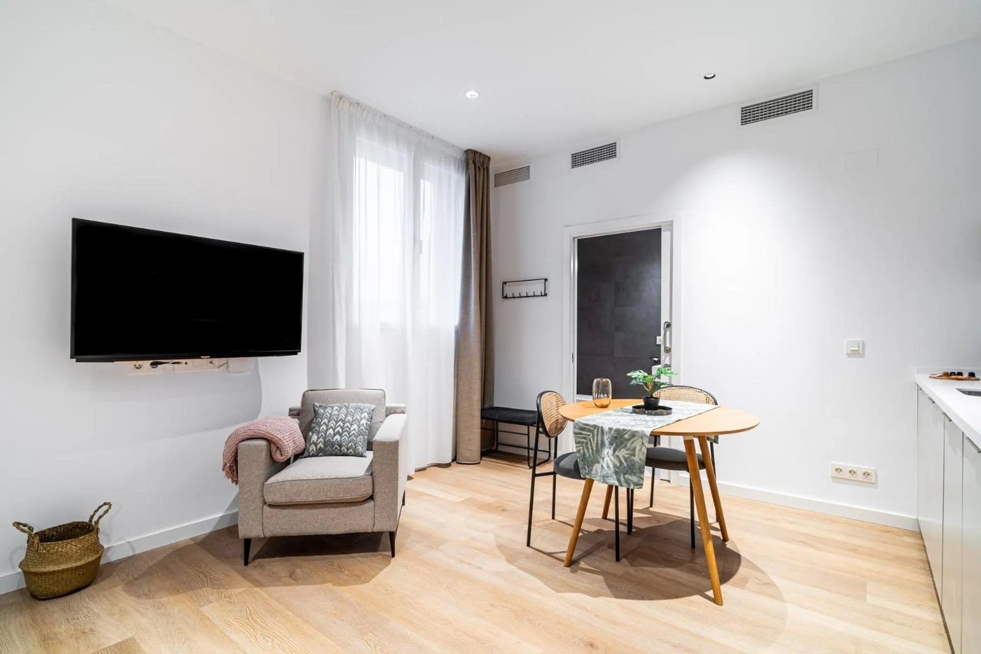 TV and multimedia in Limehome Sevilla Ronda de Capuchinos