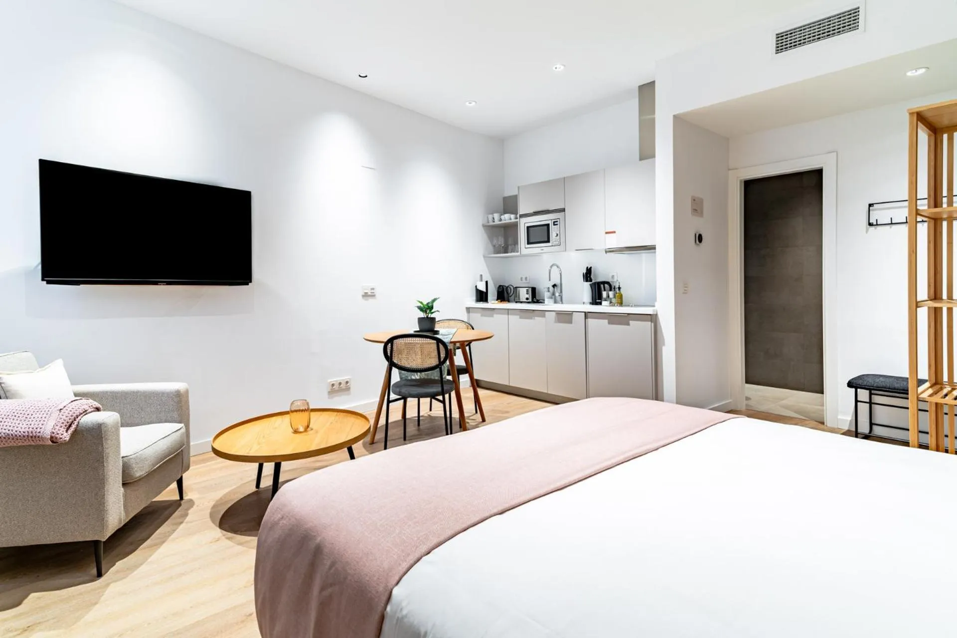 TV and multimedia, Bed in Limehome Sevilla Ronda de Capuchinos