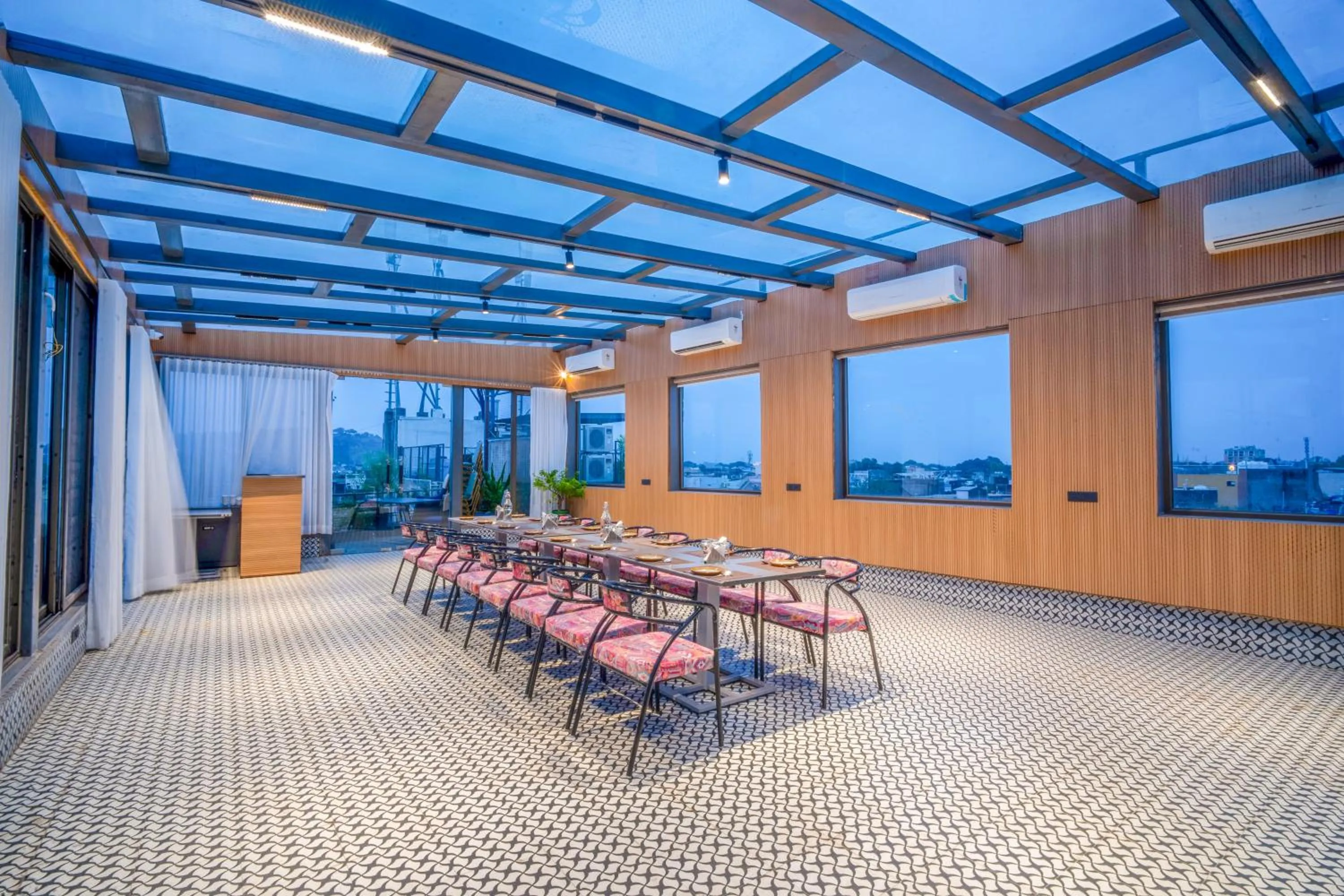 Restaurant/places to eat in The White Seasons