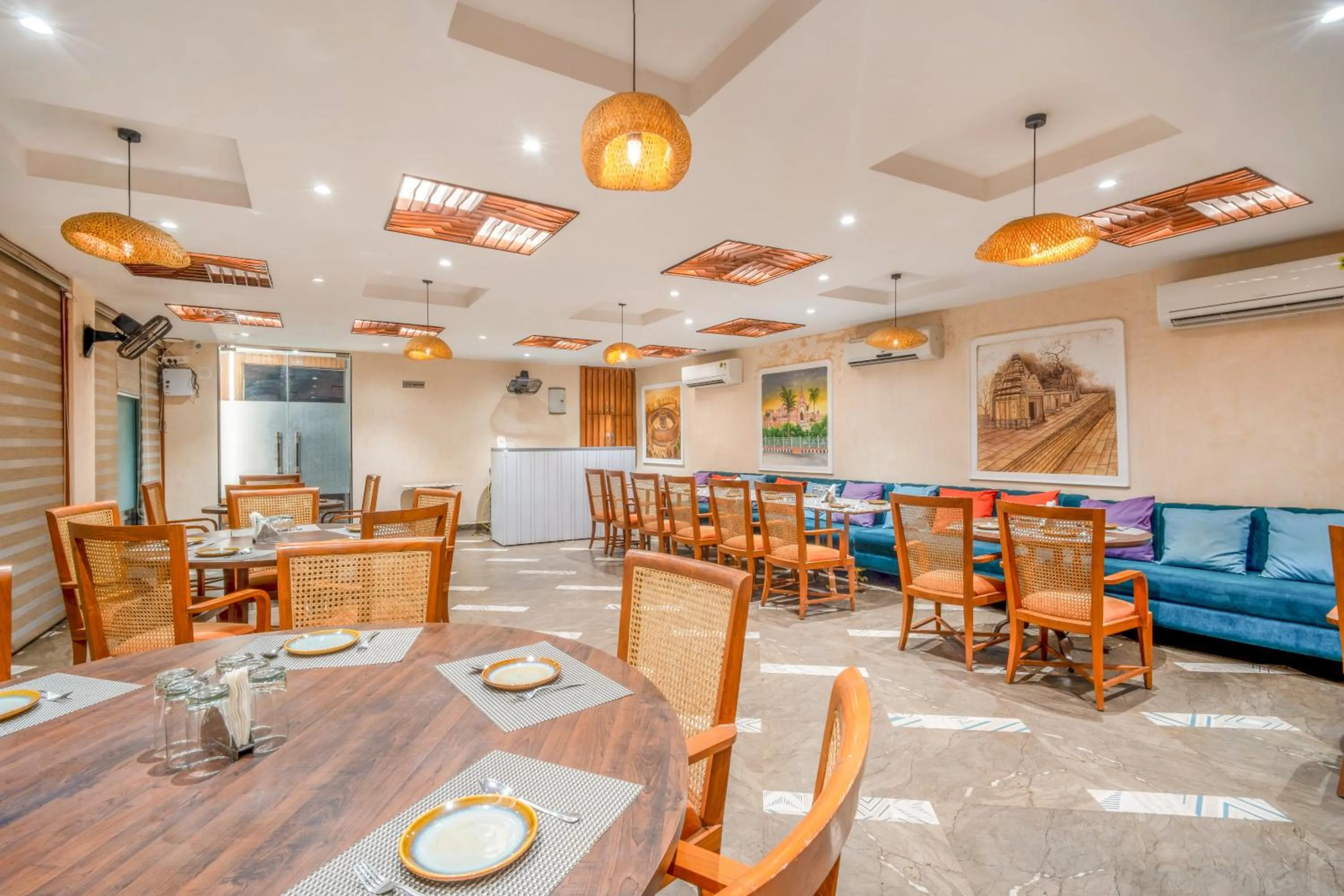 Restaurant/places to eat in The White Seasons