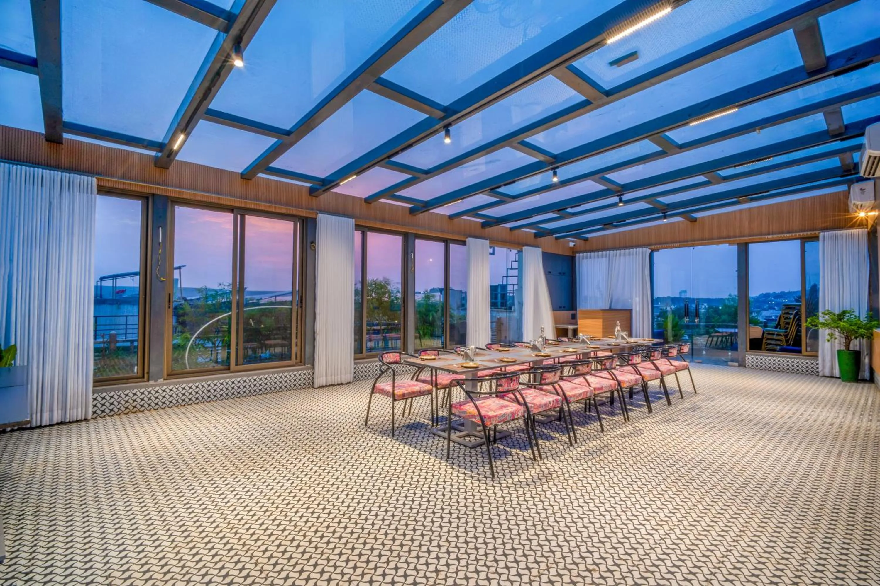 Restaurant/places to eat in The White Seasons