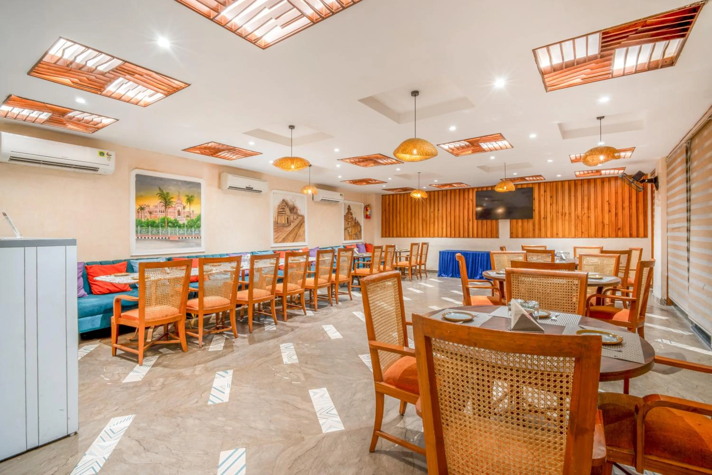 Restaurant/places to eat in The White Seasons