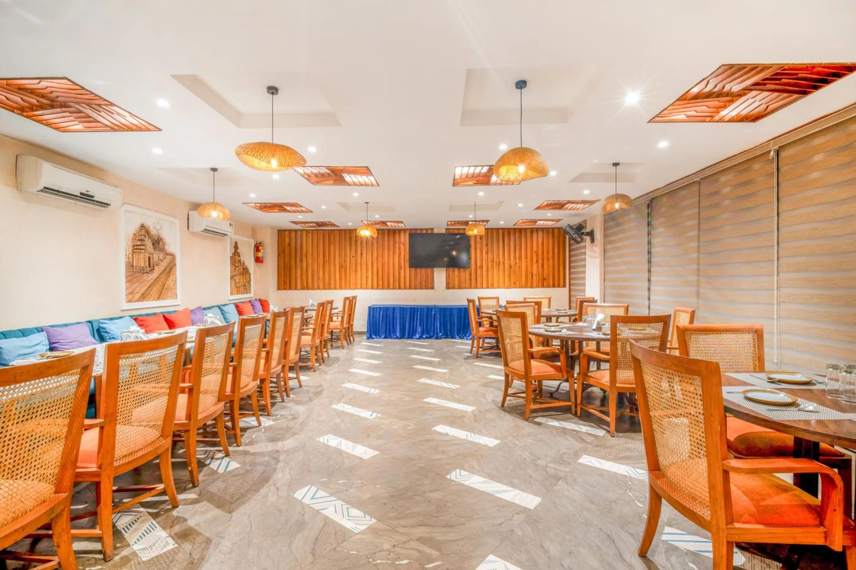 Restaurant/places to eat in The White Seasons