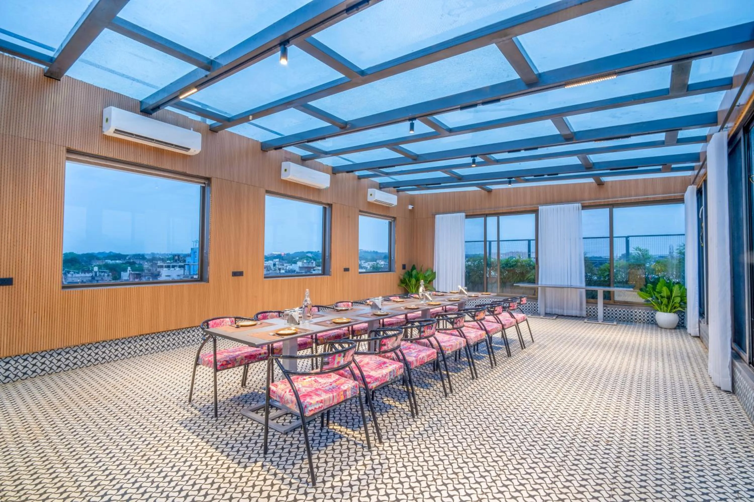 Restaurant/places to eat in The White Seasons