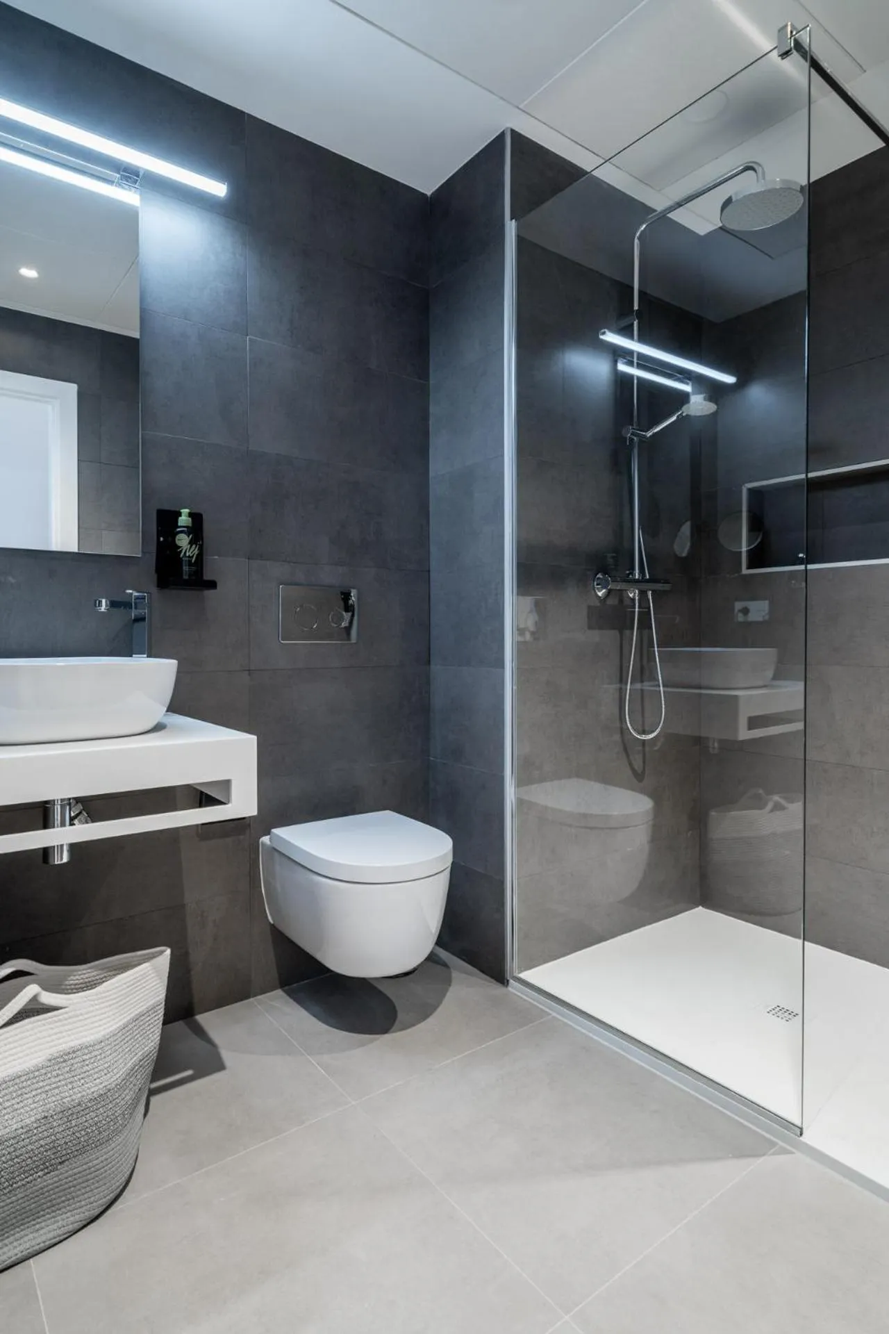 Shower in Limehome Sevilla Calle Granada