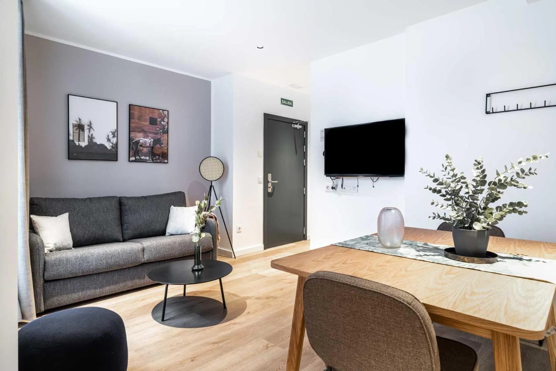 TV and multimedia in Limehome Sevilla Calle Granada