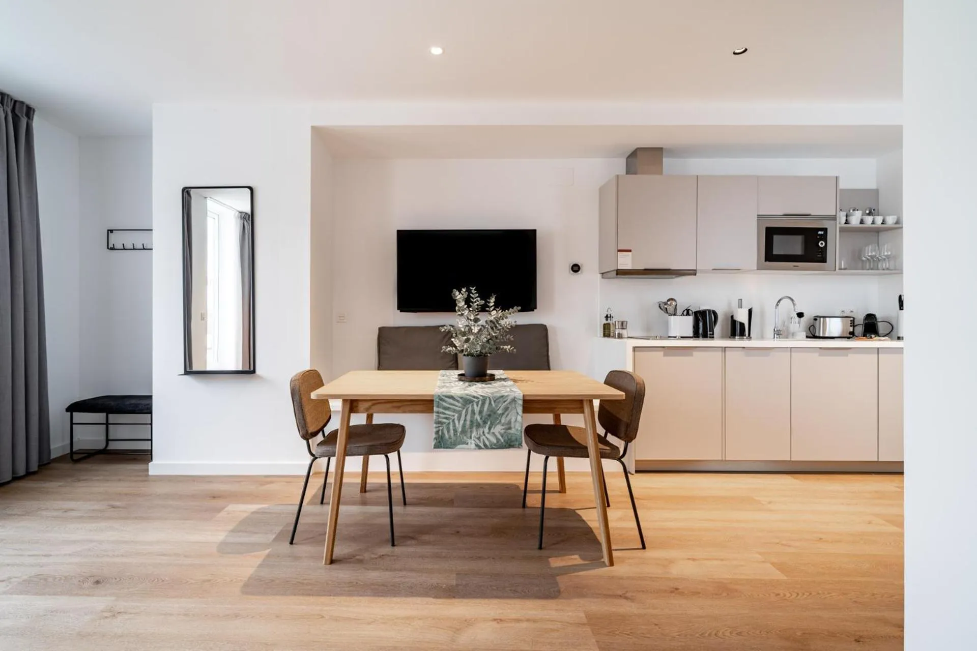 TV and multimedia in Limehome Sevilla Calle Granada