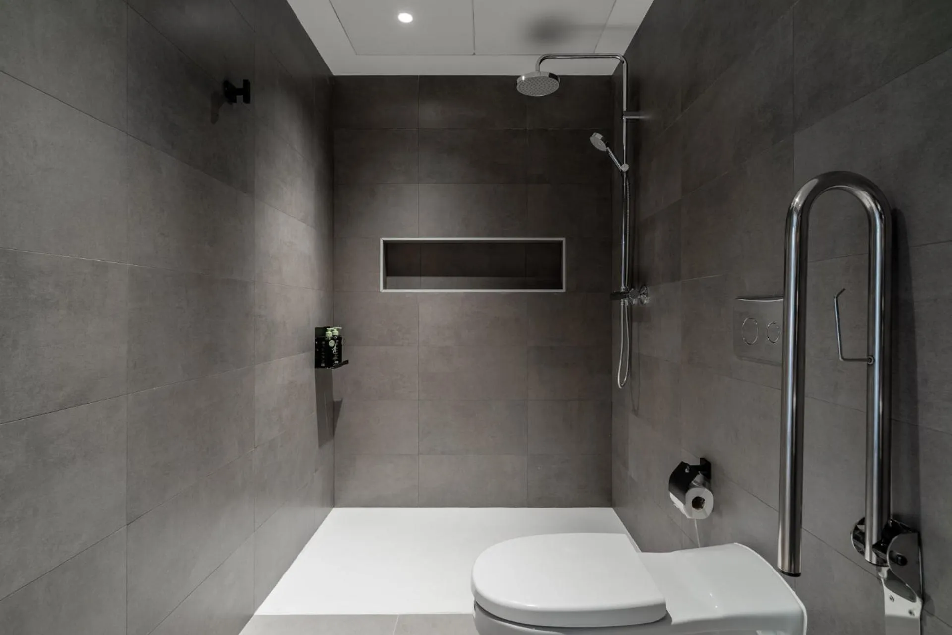 Shower in Limehome Sevilla Calle Granada