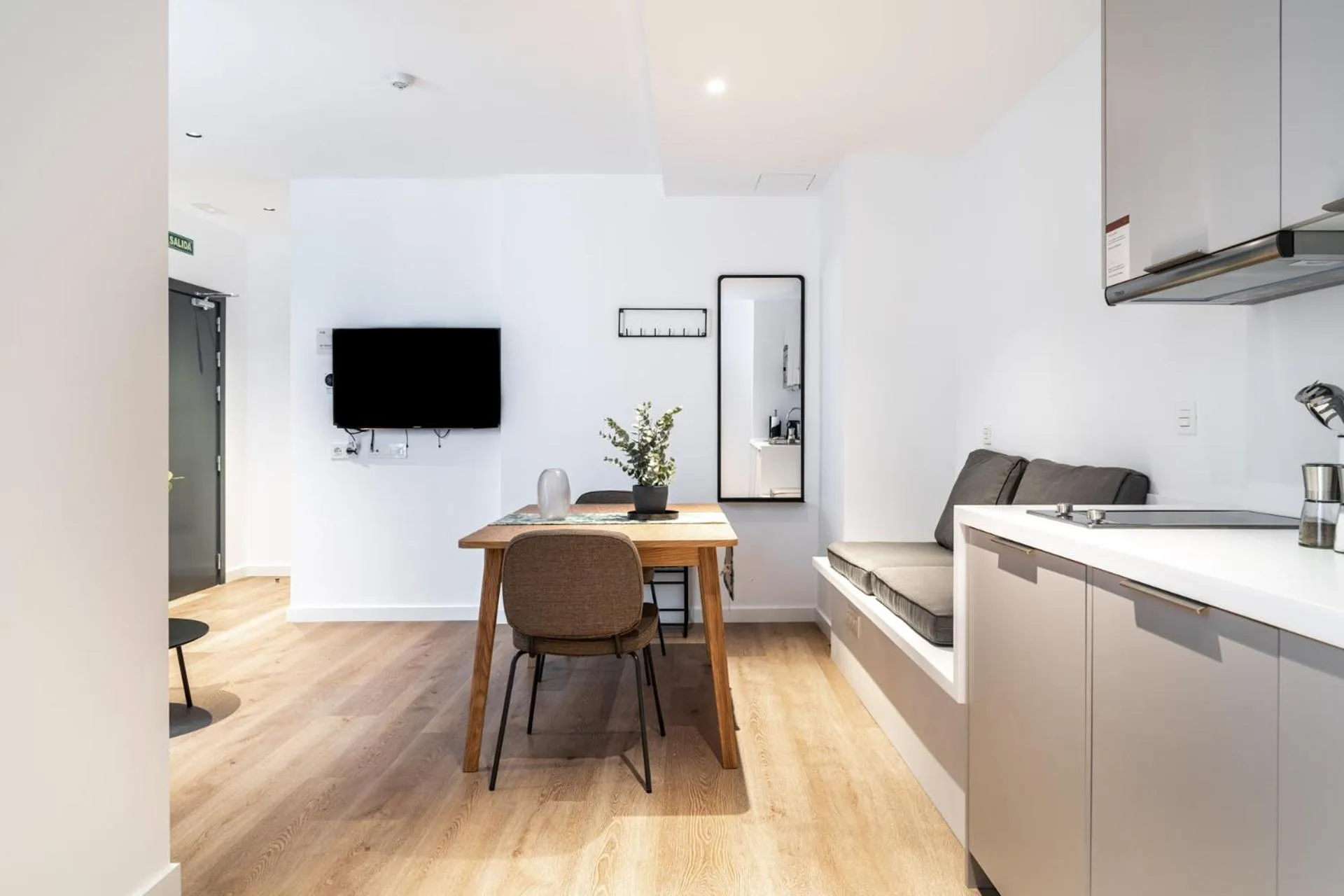 TV and multimedia in Limehome Sevilla Calle Granada