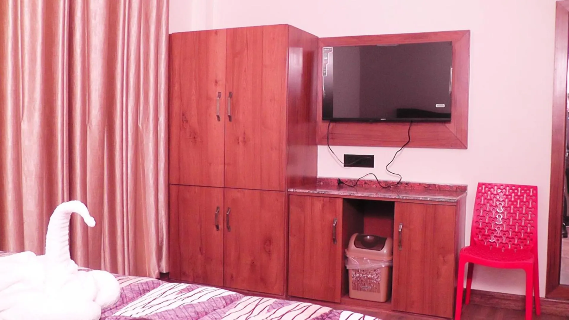 Bed in Hotel Jakhu Heights