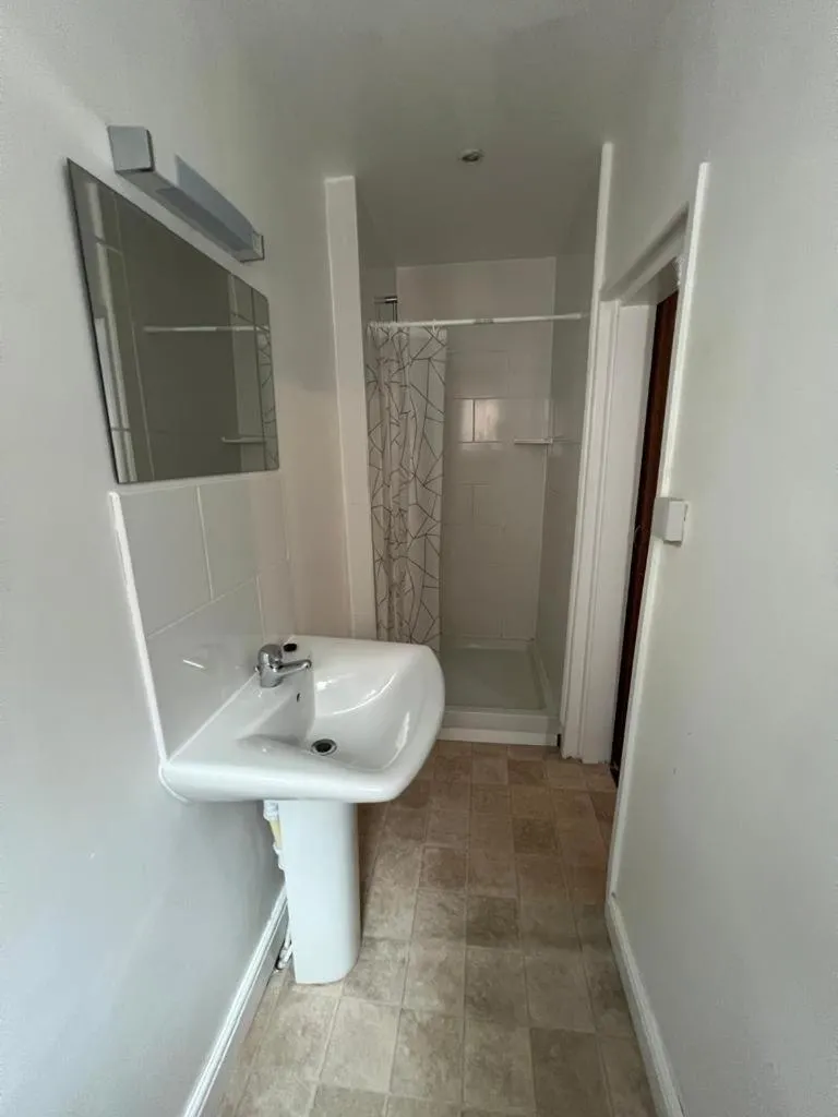 Shower in The Embassy Hotel