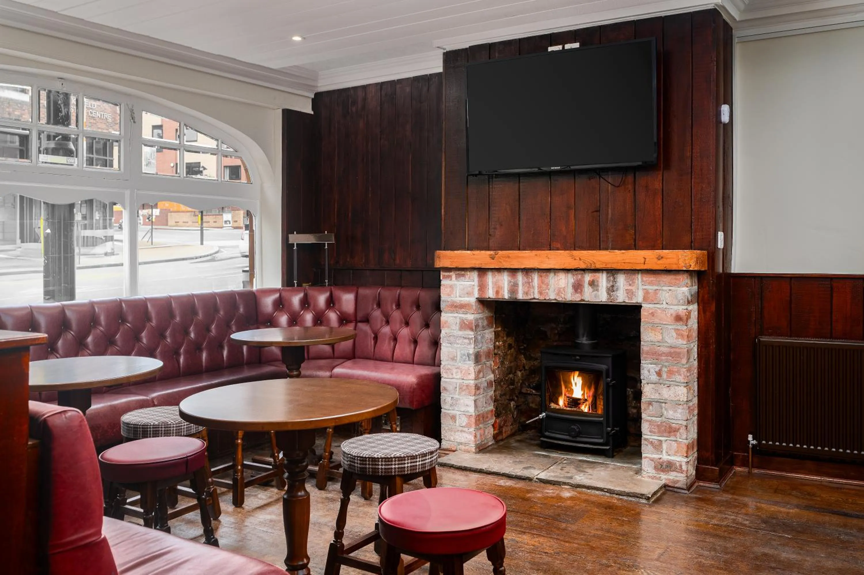 Communal lounge/ TV room in Elephant and Castle