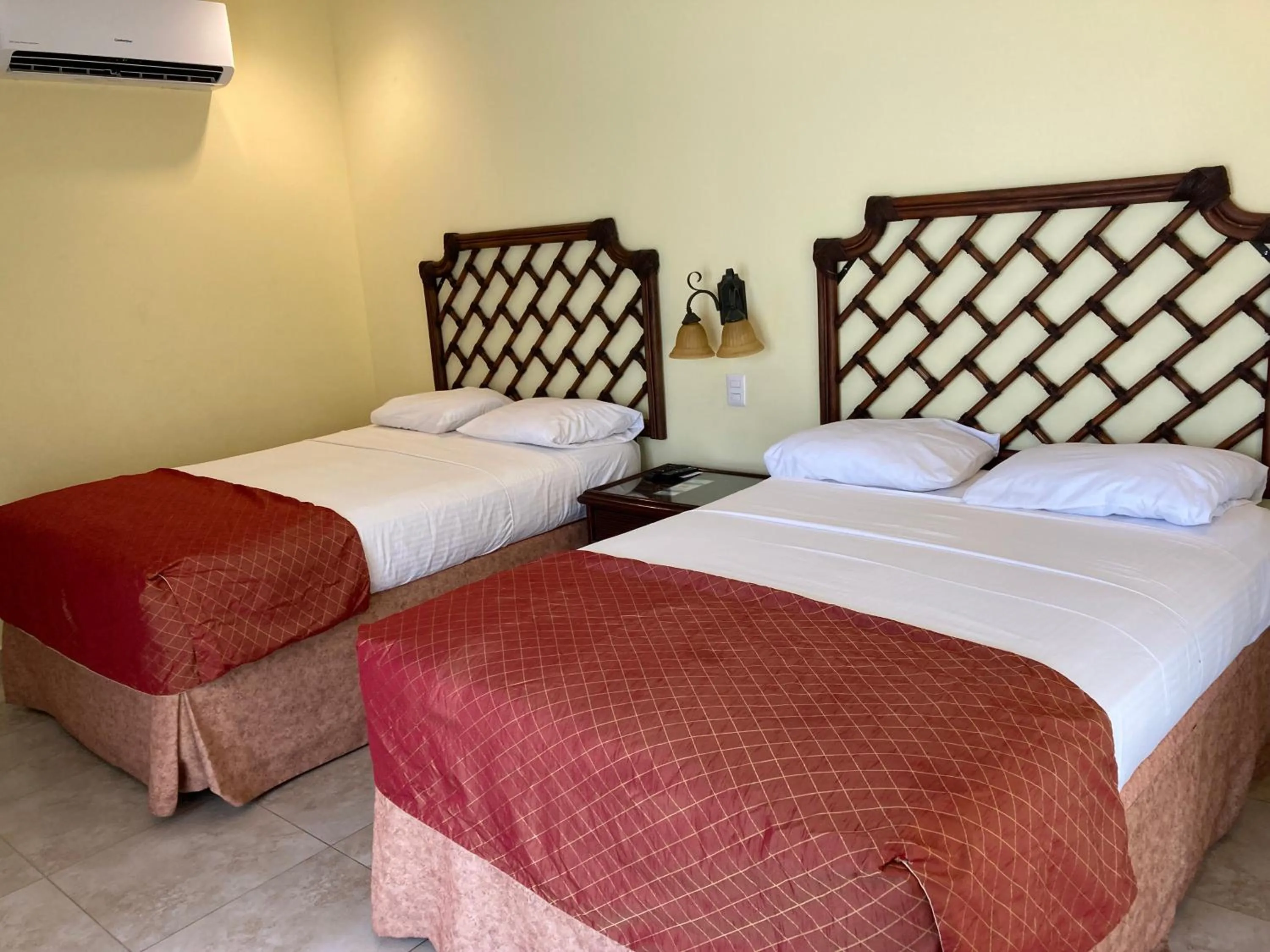 Photo of the whole room, Bed in Honduras Shores Plantations