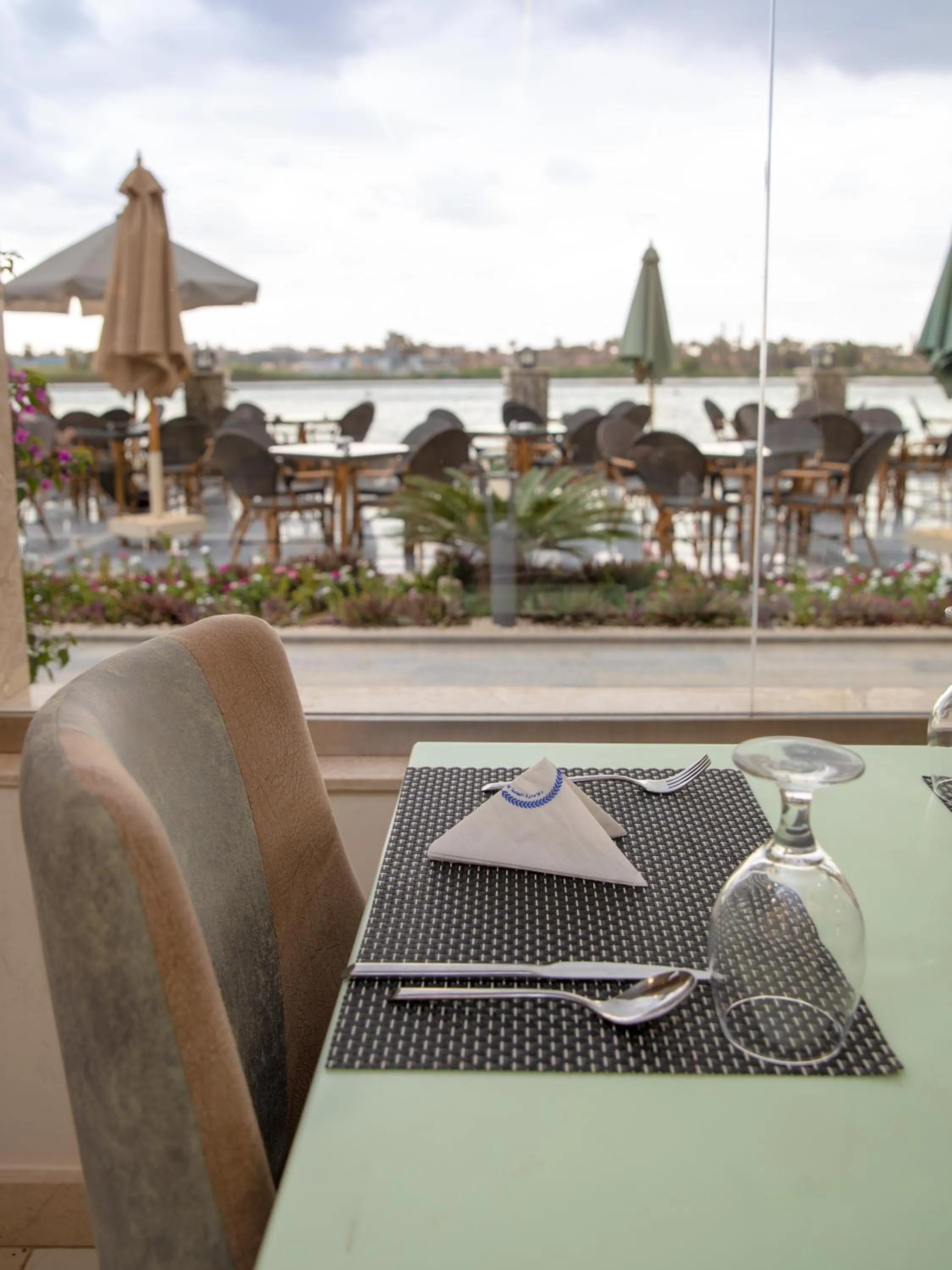 Restaurant/places to eat in Nile Club hotel