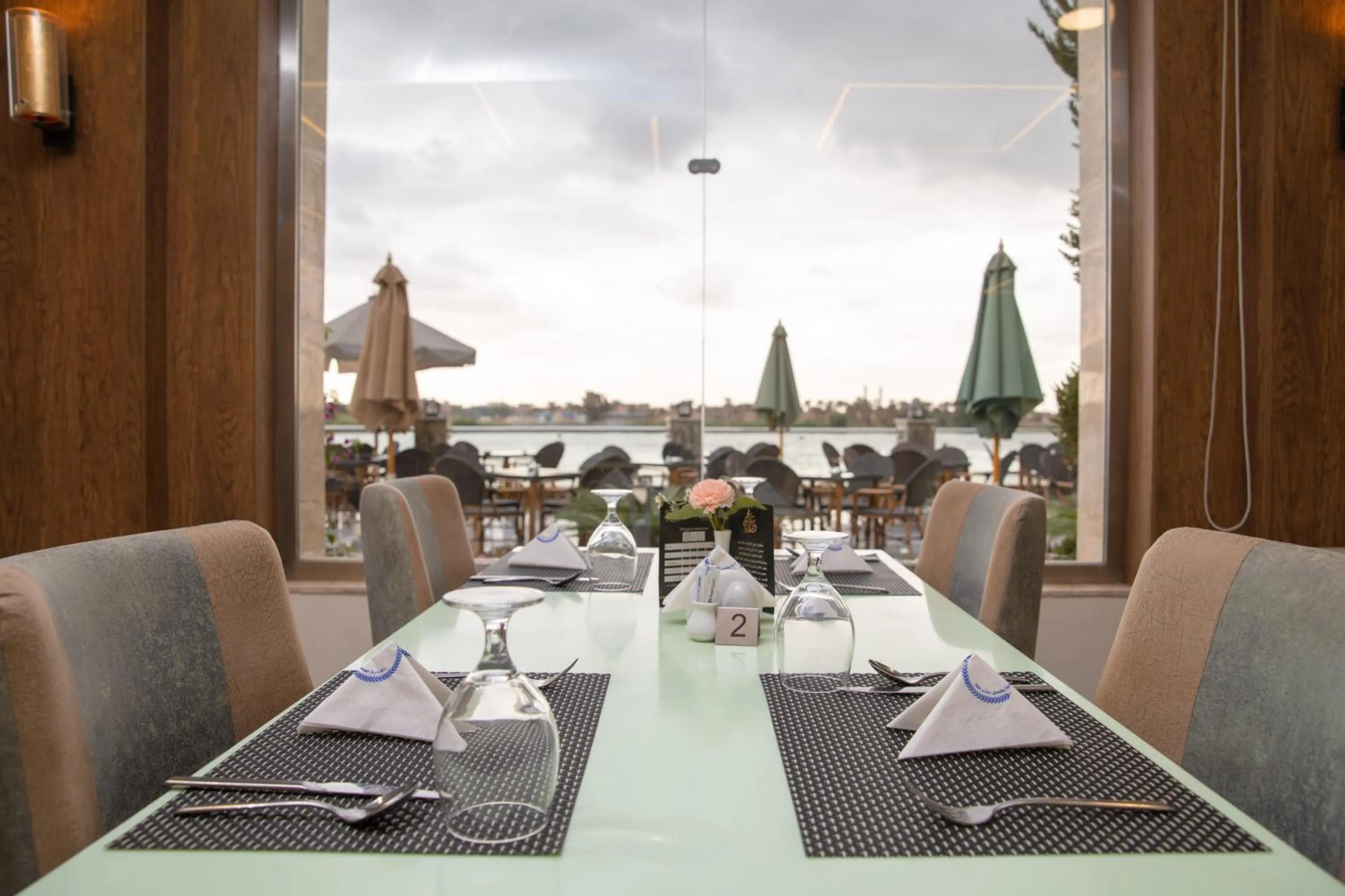 Restaurant/places to eat in Nile Club hotel