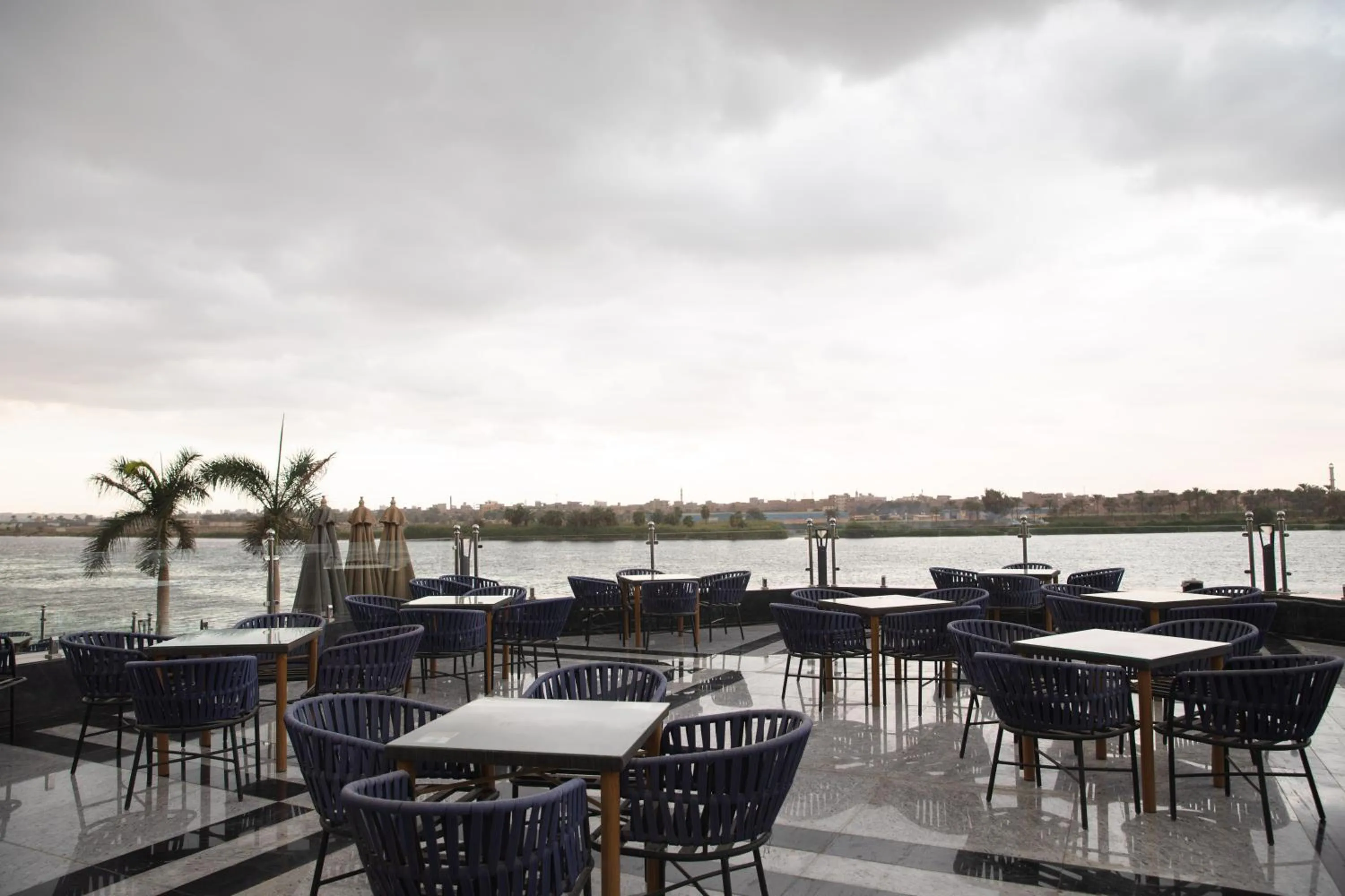 Restaurant/places to eat in Nile Club hotel