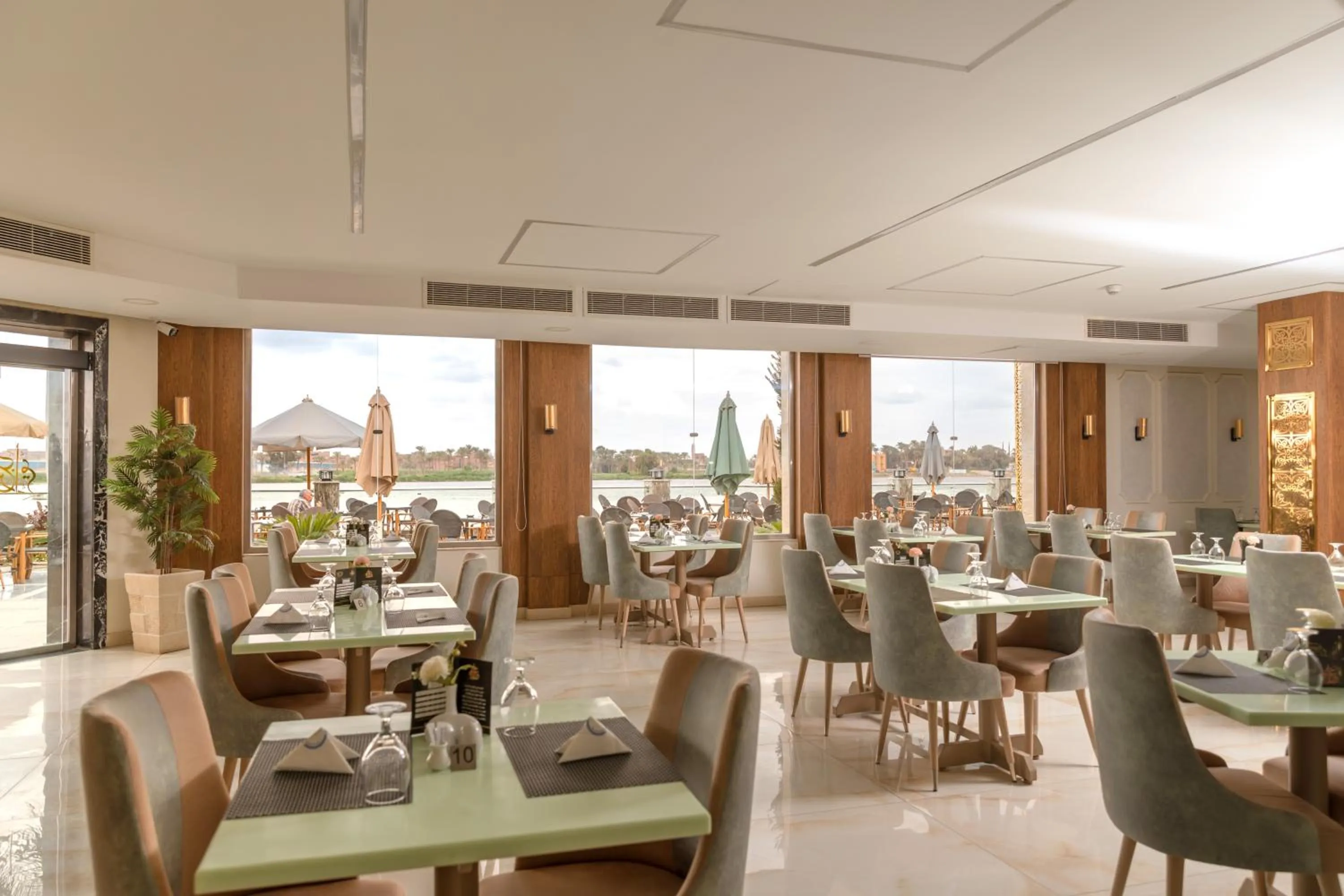 Restaurant/places to eat in Nile Club hotel